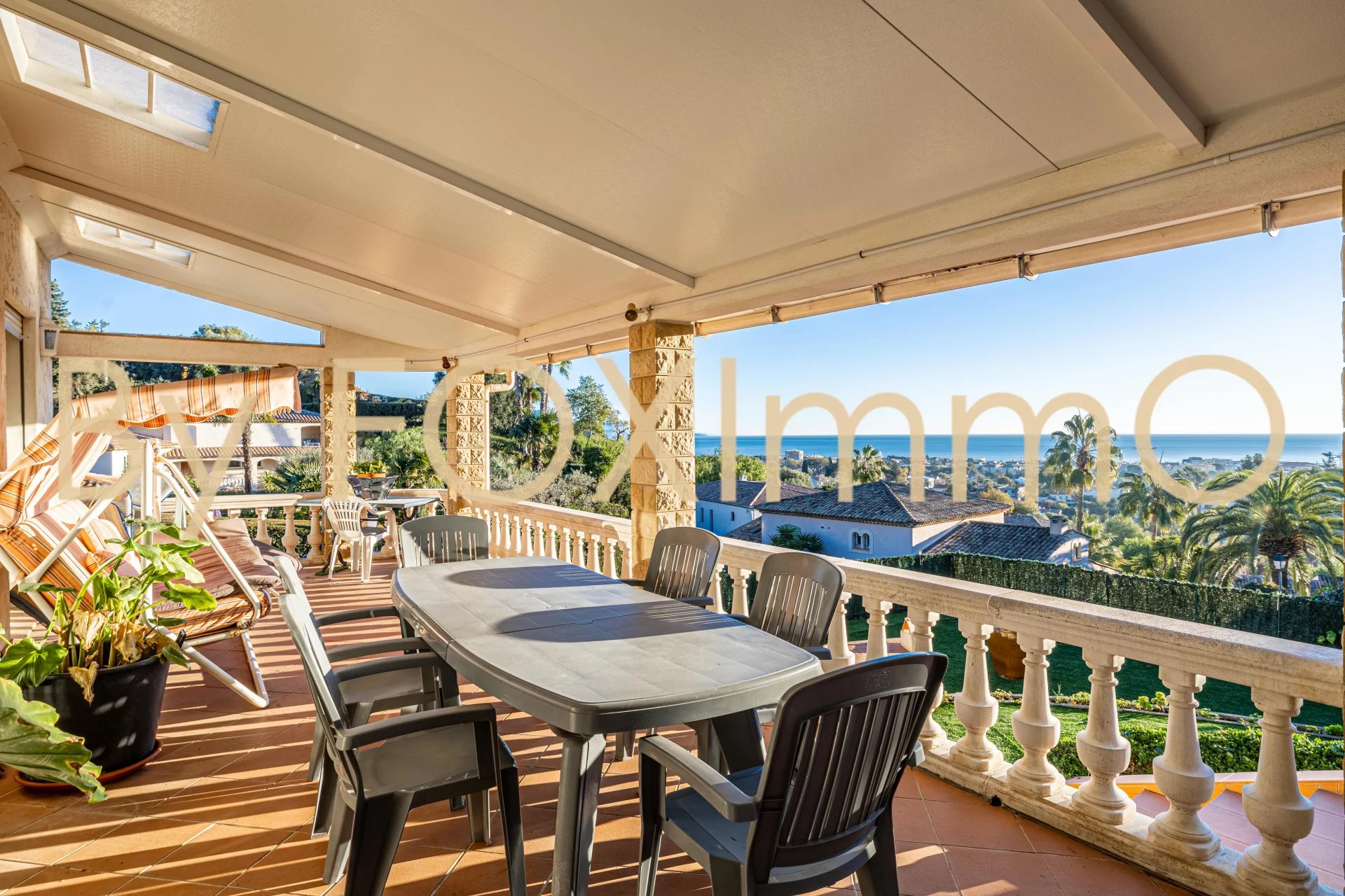 Idealmente situata ad Antibes, questa splendida villa offre una vista panoramica sul mare