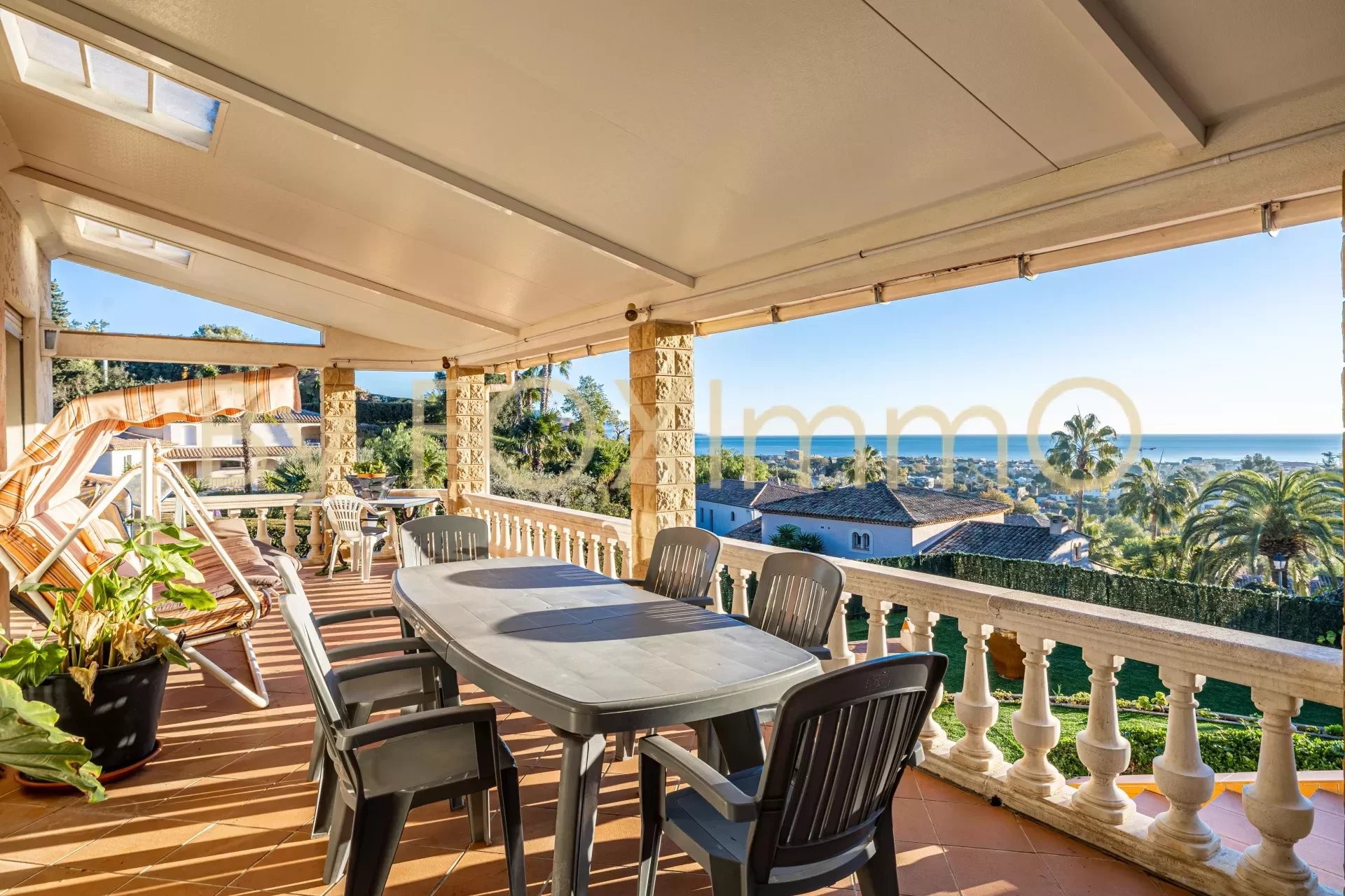 Idealmente situata ad Antibes, questa splendida villa offre una vista panoramica sul mare