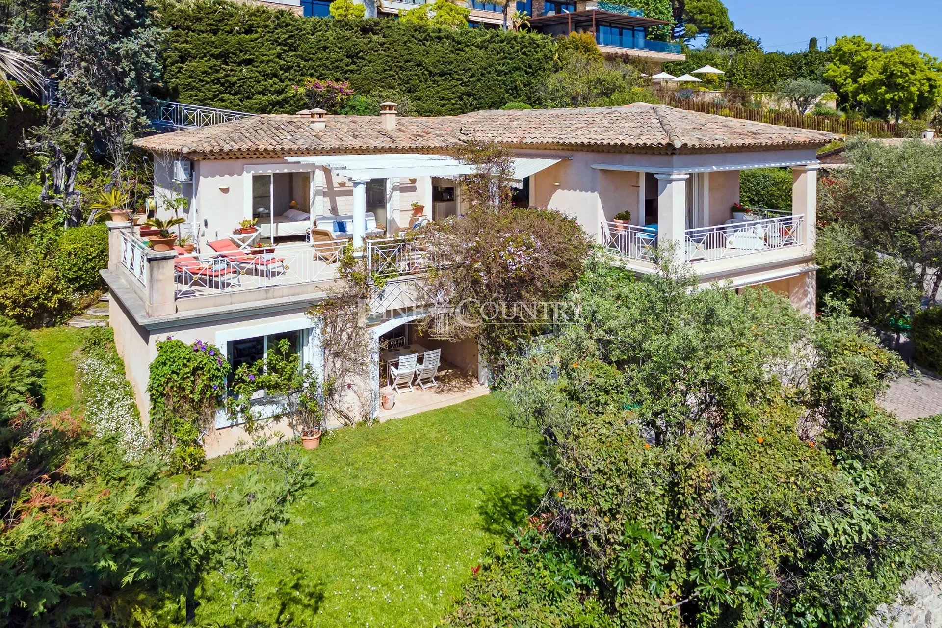 Villa for Sale in Mougins with Panoramique Sea View Accommodation in Cannes