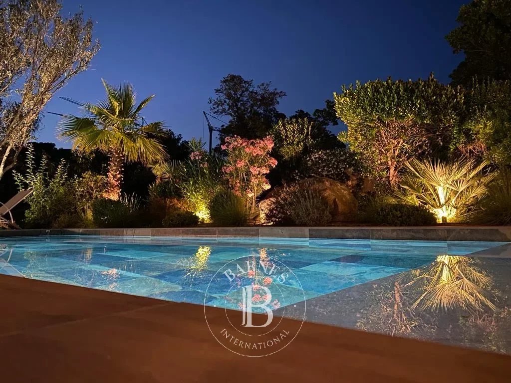 Exclusivité - Villa avec piscine, vue mer, à proximité de la plage du Cabanon Bleu - picture 14 title=