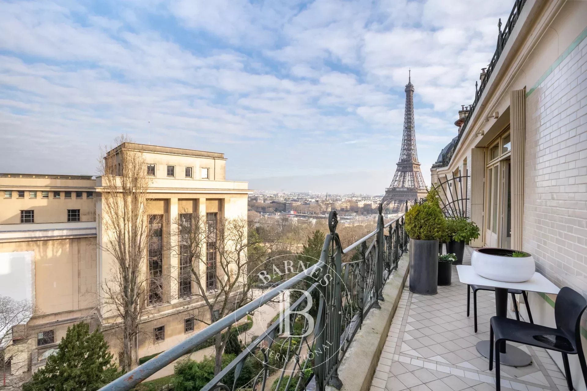 Paris 16 - Voie privée Trocadéro - Vues parisiennes - appartement de réception  2/3 chambres