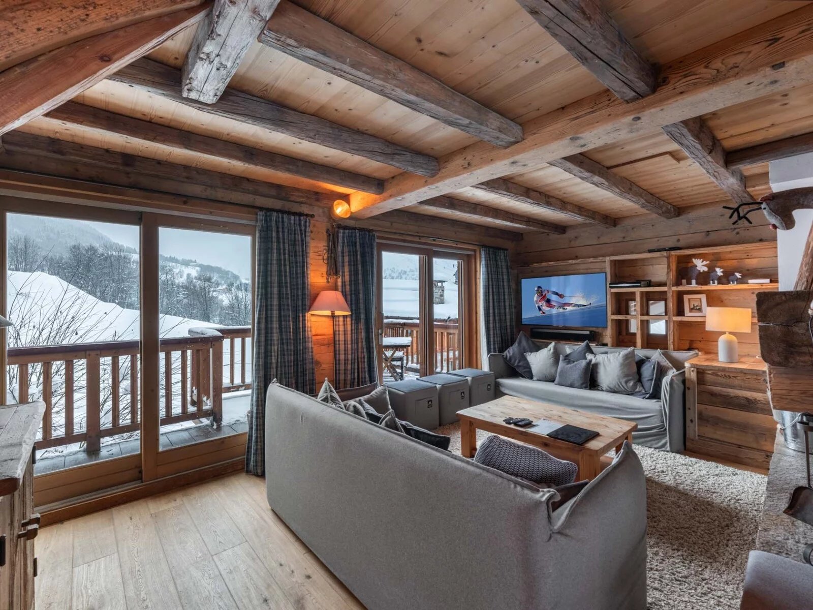 AUTHENTIC CHALET A FEW METRES FROM THE SLOPES