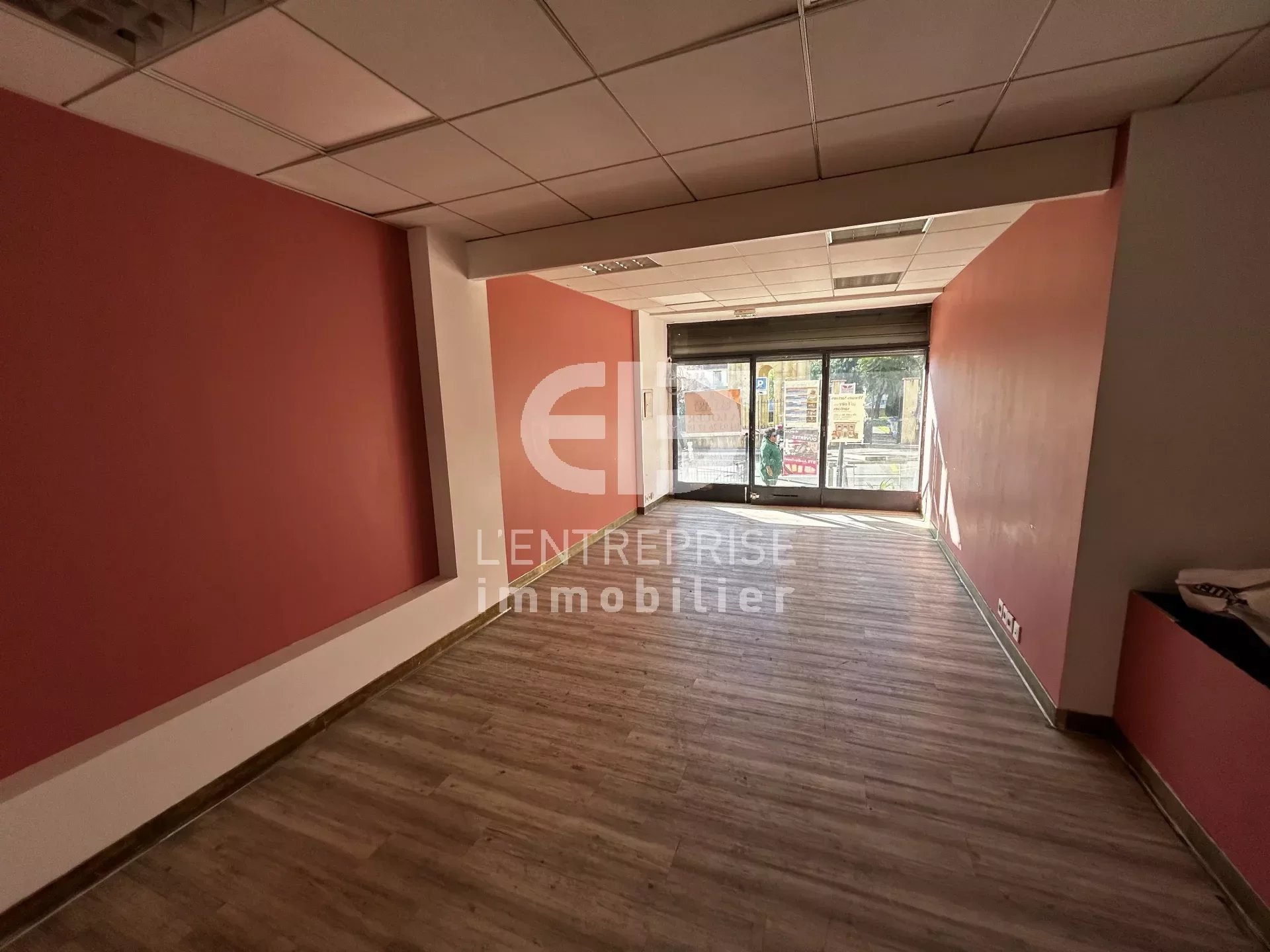 A LOUER, LOCAL COMMERCIAL, 34 m², SECTEUR VALLAURIS CENTRE