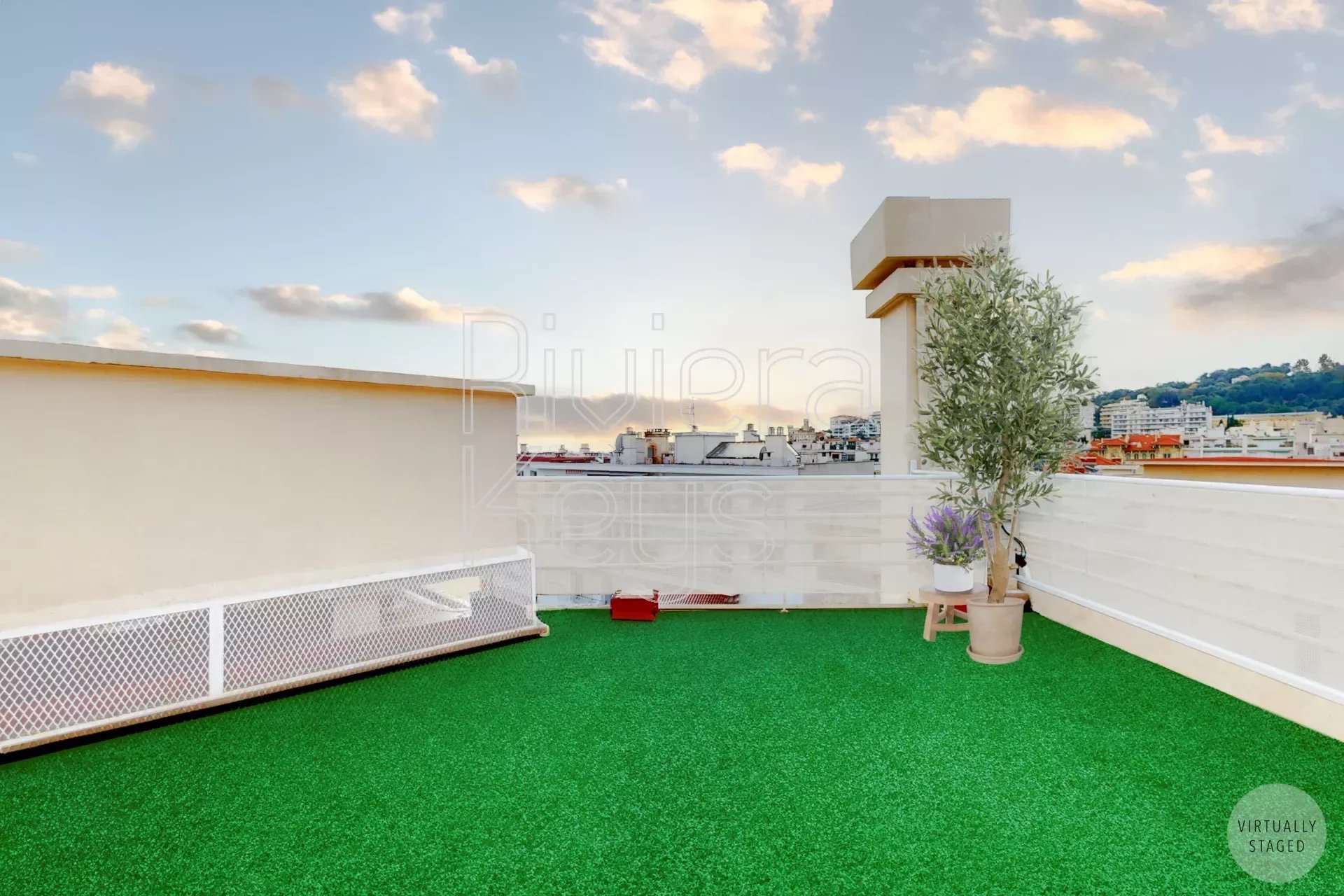 Mysig 3-rumslägenhet, översta våningen med takterrass 40 m², området Fleurs i Nice