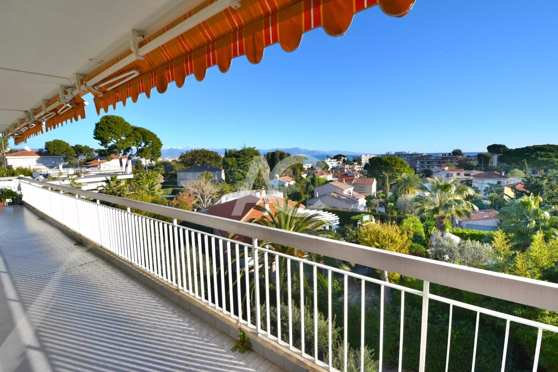 ANTIBES - 2 BEDROOMS APARTMENT WITH MONTAINS AND SEAVIEW