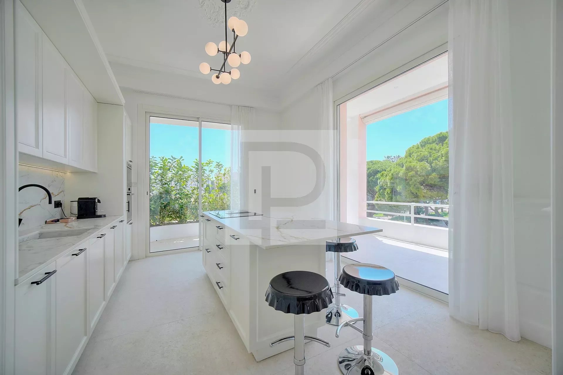 Cannes Croisette Sumptuous apartment of 123 sqm in an "Art Deco" building facing the Port Canto