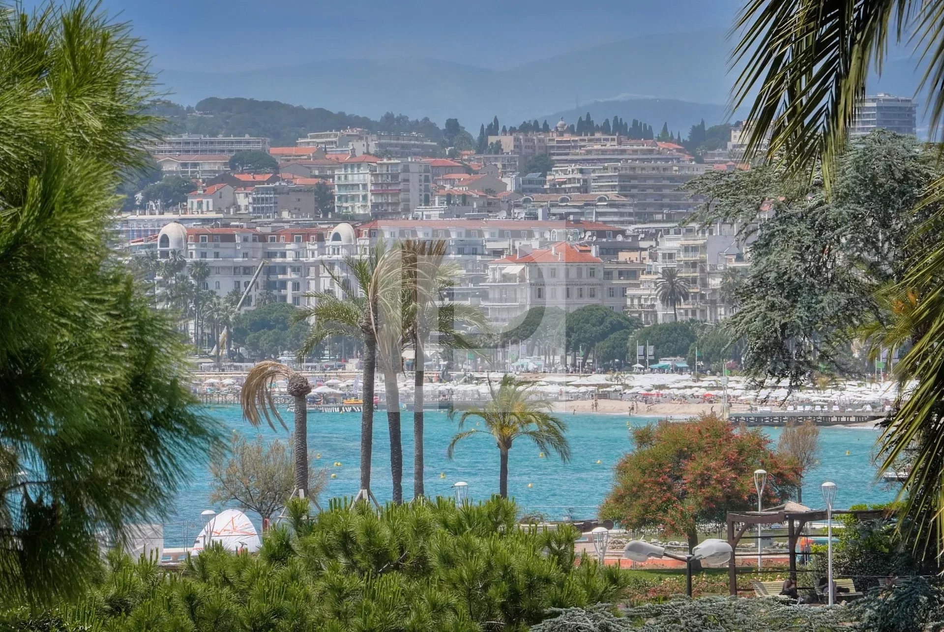 Cannes Croisette, dans un immeuble "Art Déco" face au Port Canto