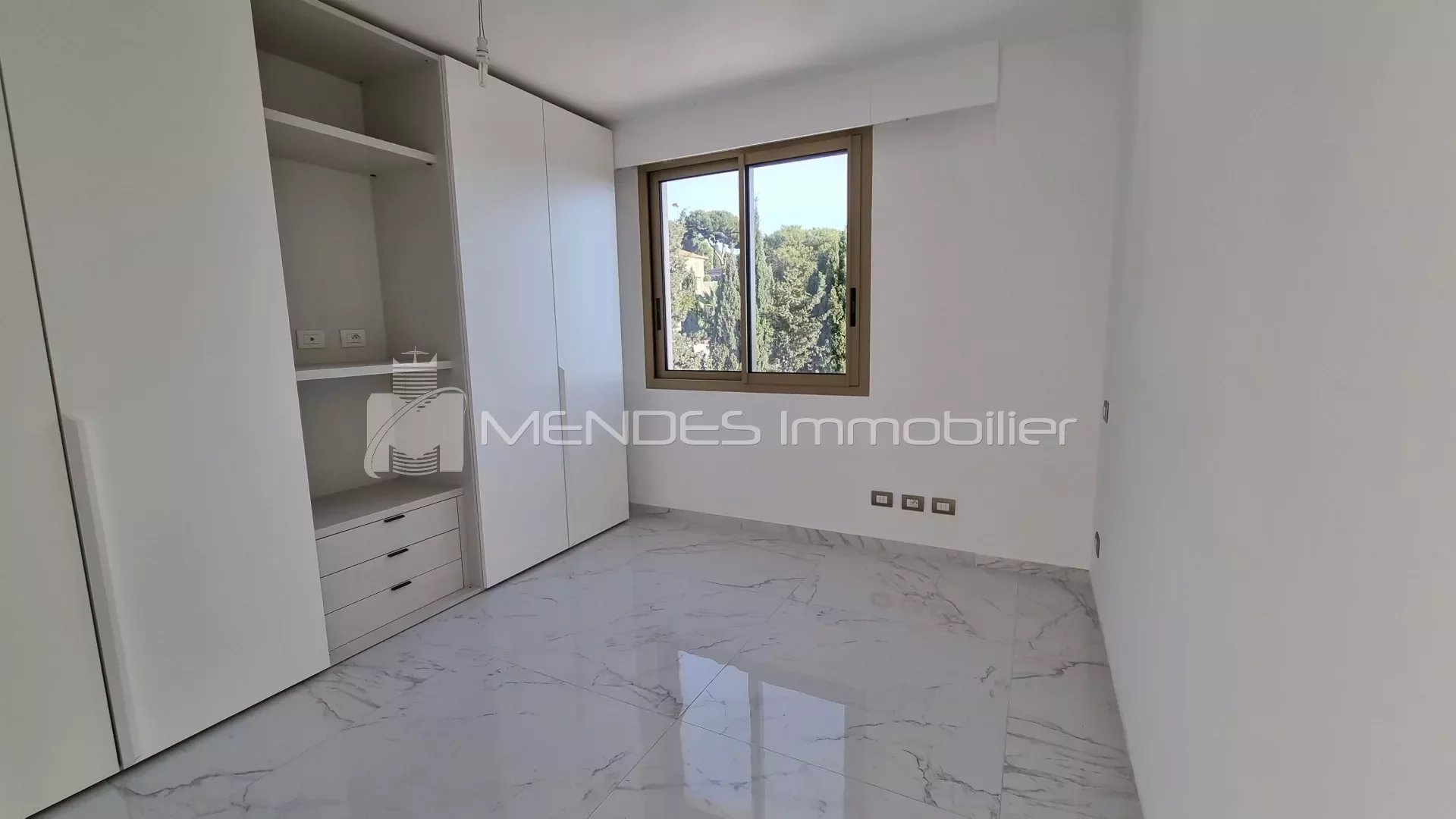 SUPERB TOP FLOOR FLAT WITH ROOF TERRACE IN CAP D'AIL