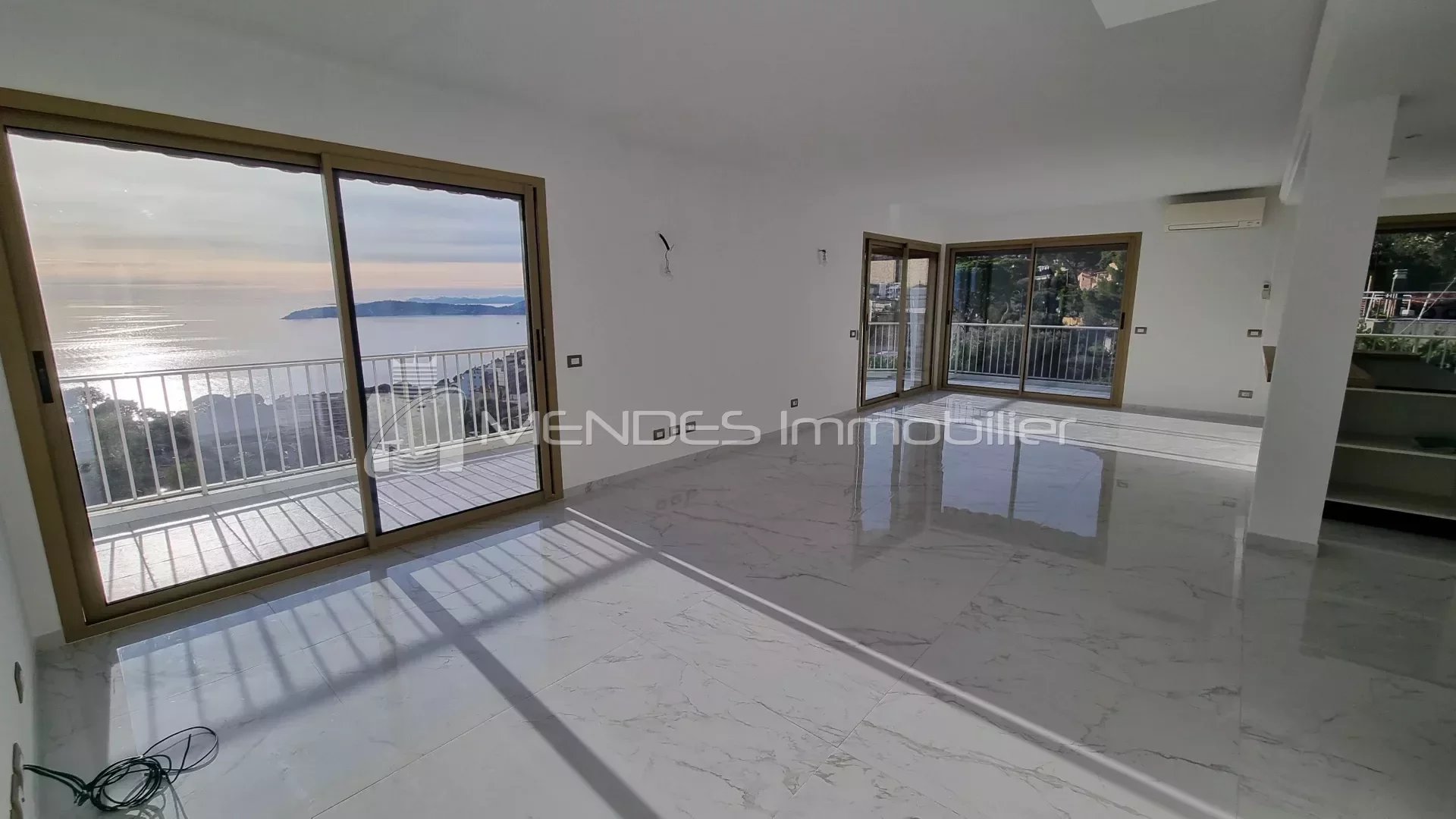 SUPERB TOP FLOOR FLAT WITH ROOF TERRACE IN CAP D'AIL