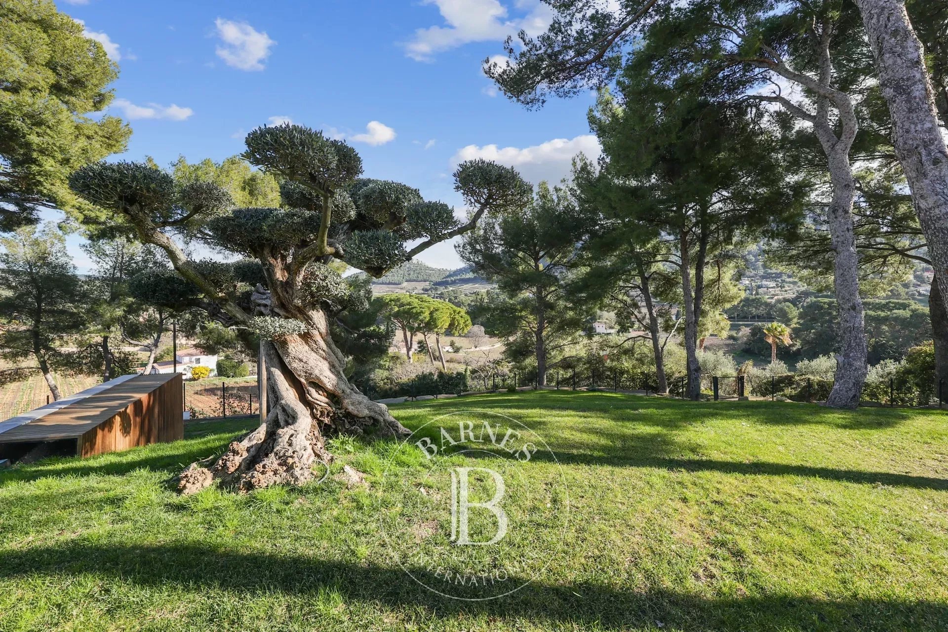 VENTE - Cassis - Bien d'Exception : Villa Contemporaine de Prestige avec Piscine et Vue Panoramique - picture 17 title=