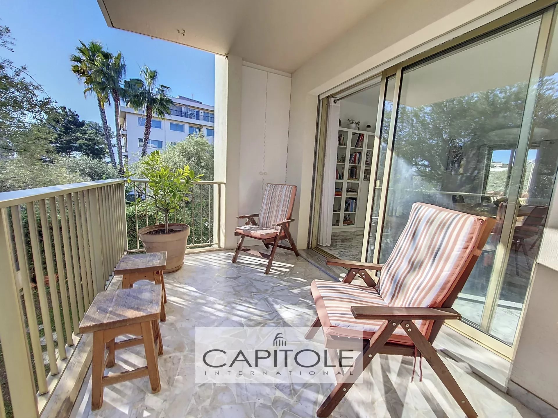 SOLE AGENT PROPERTY - Superb 2-bedrooms apartment, equipped kitchen, 3 terraces, close to beaches and shops!"