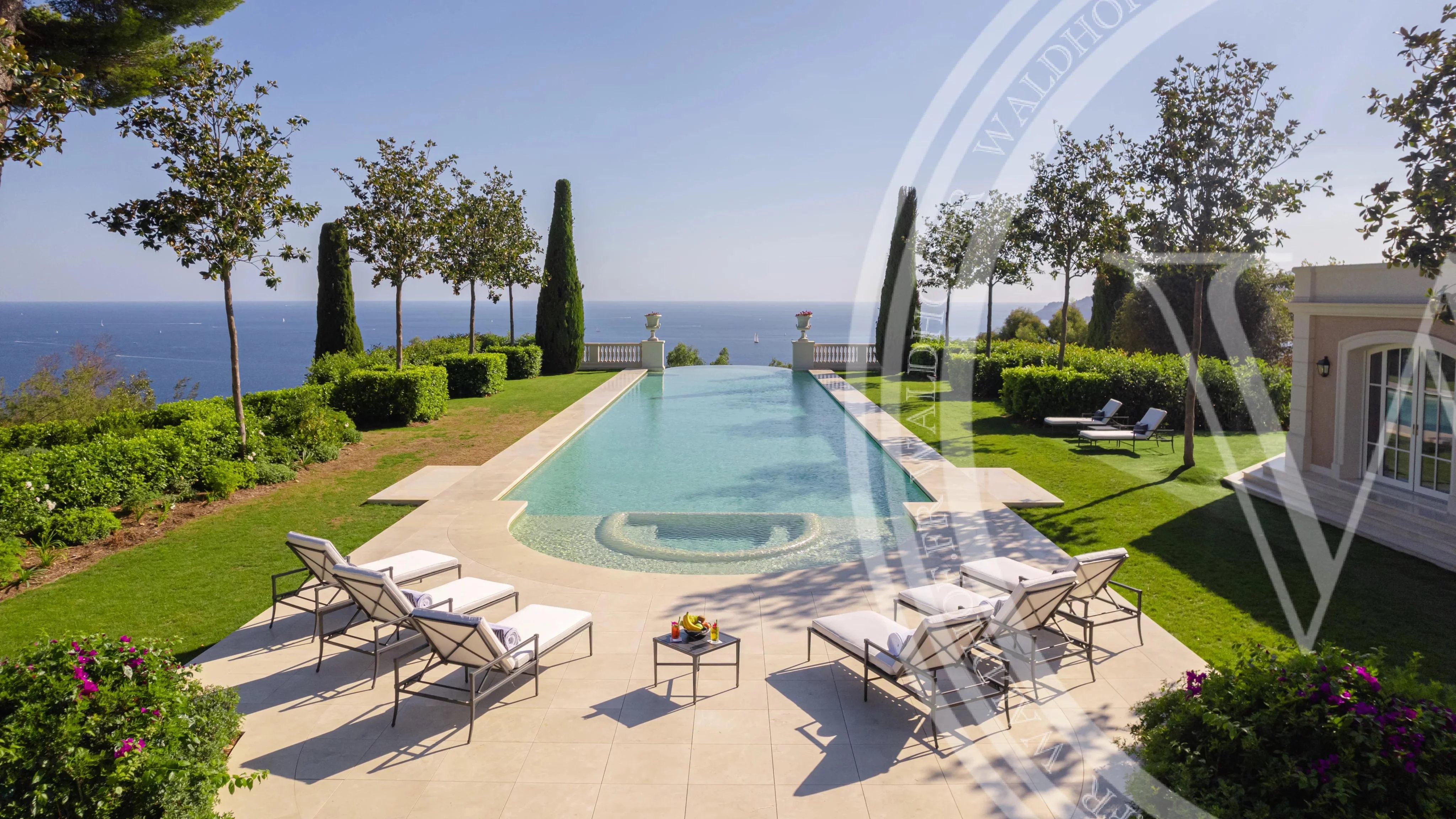 Luxurious 2,200 m2 Castle overlooking all of Cannes