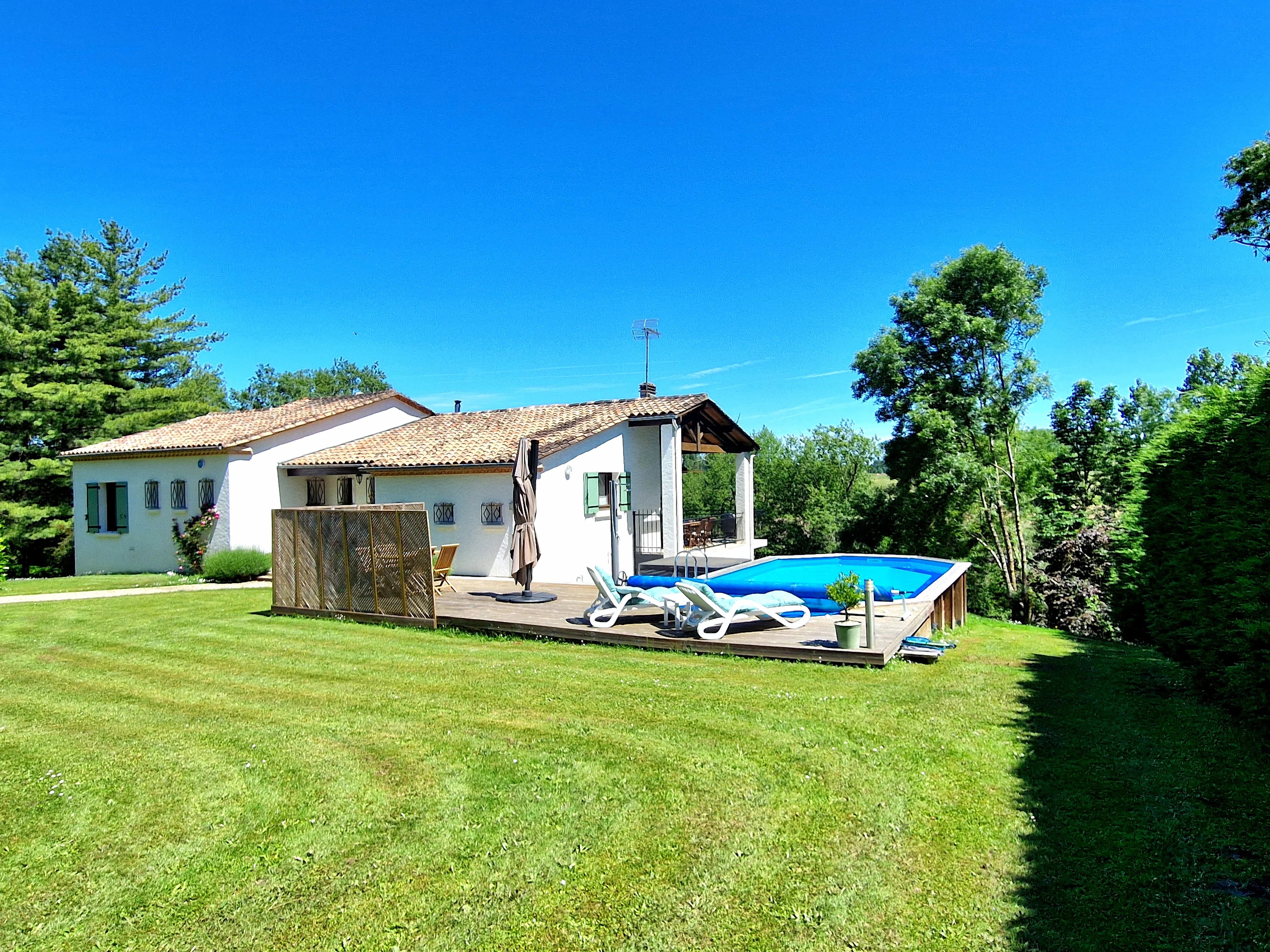 Western France bungalow with pool