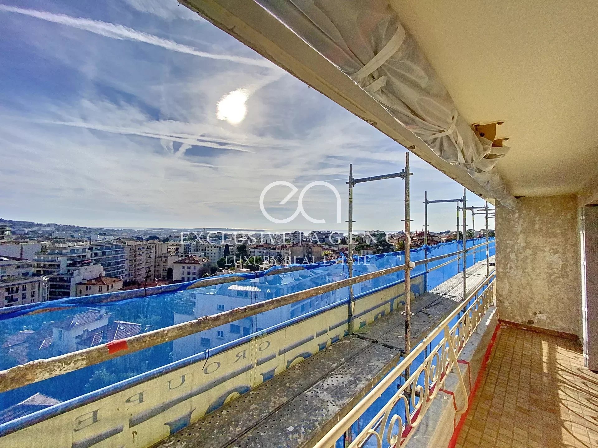 Cannes centre-ville - 3 pièces dernier étage vue mer