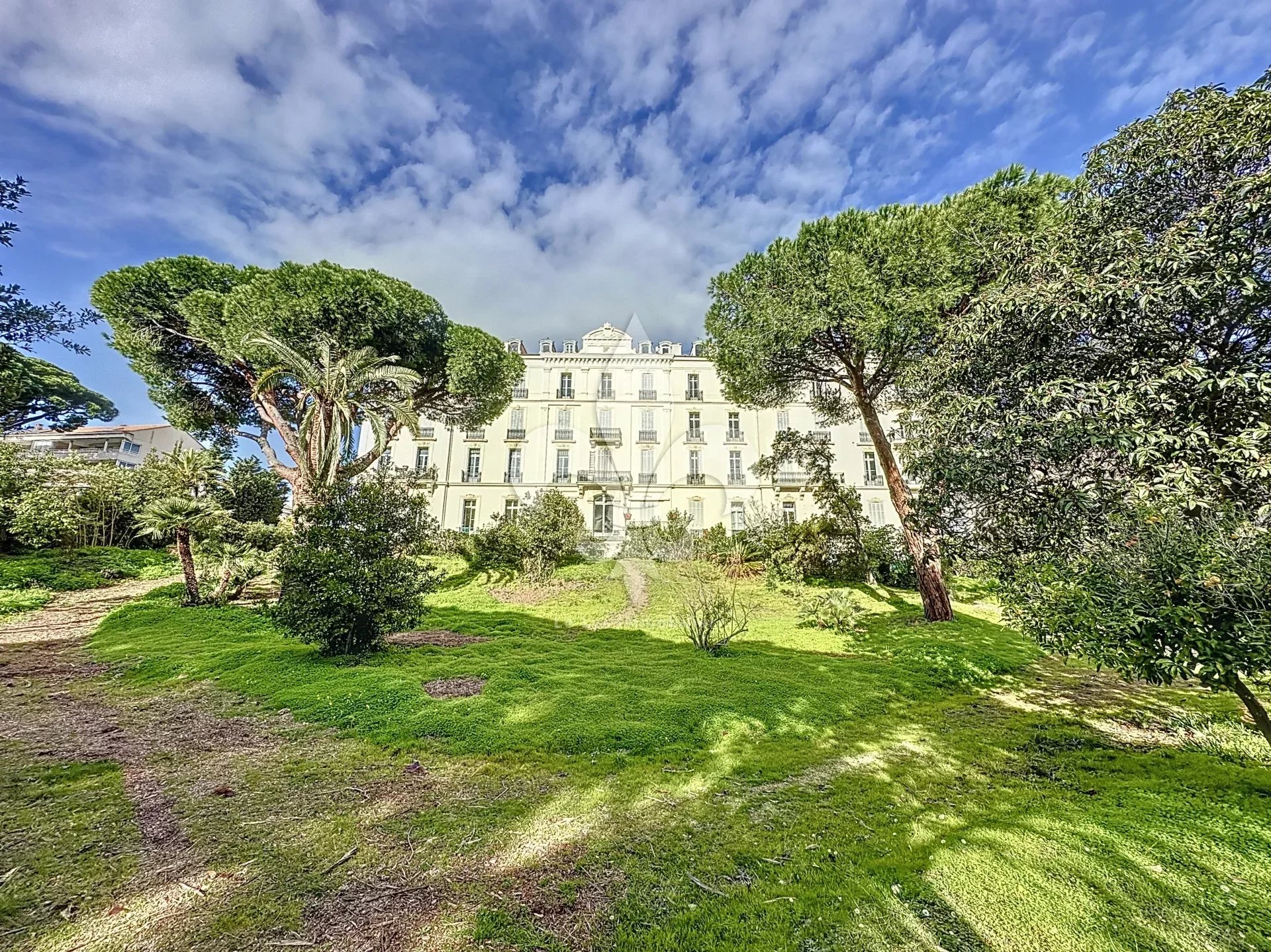 Cannes - Alexandre III : Appartement 3 pièces dans un magnifique immeuble bourgeois.