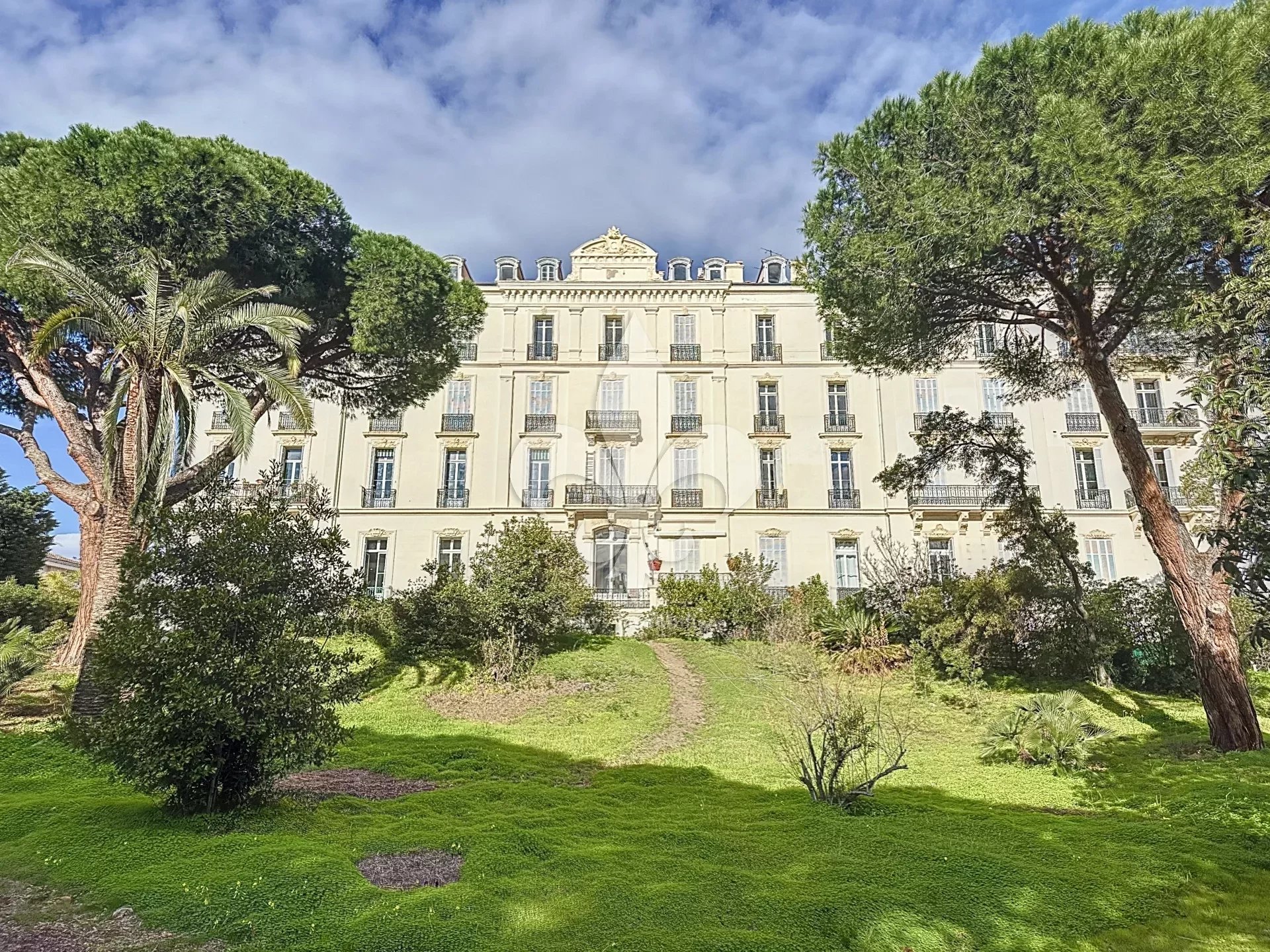 Cannes - Alexandre III : Appartement 3 pièces dans un magnifique immeuble bourgeois.