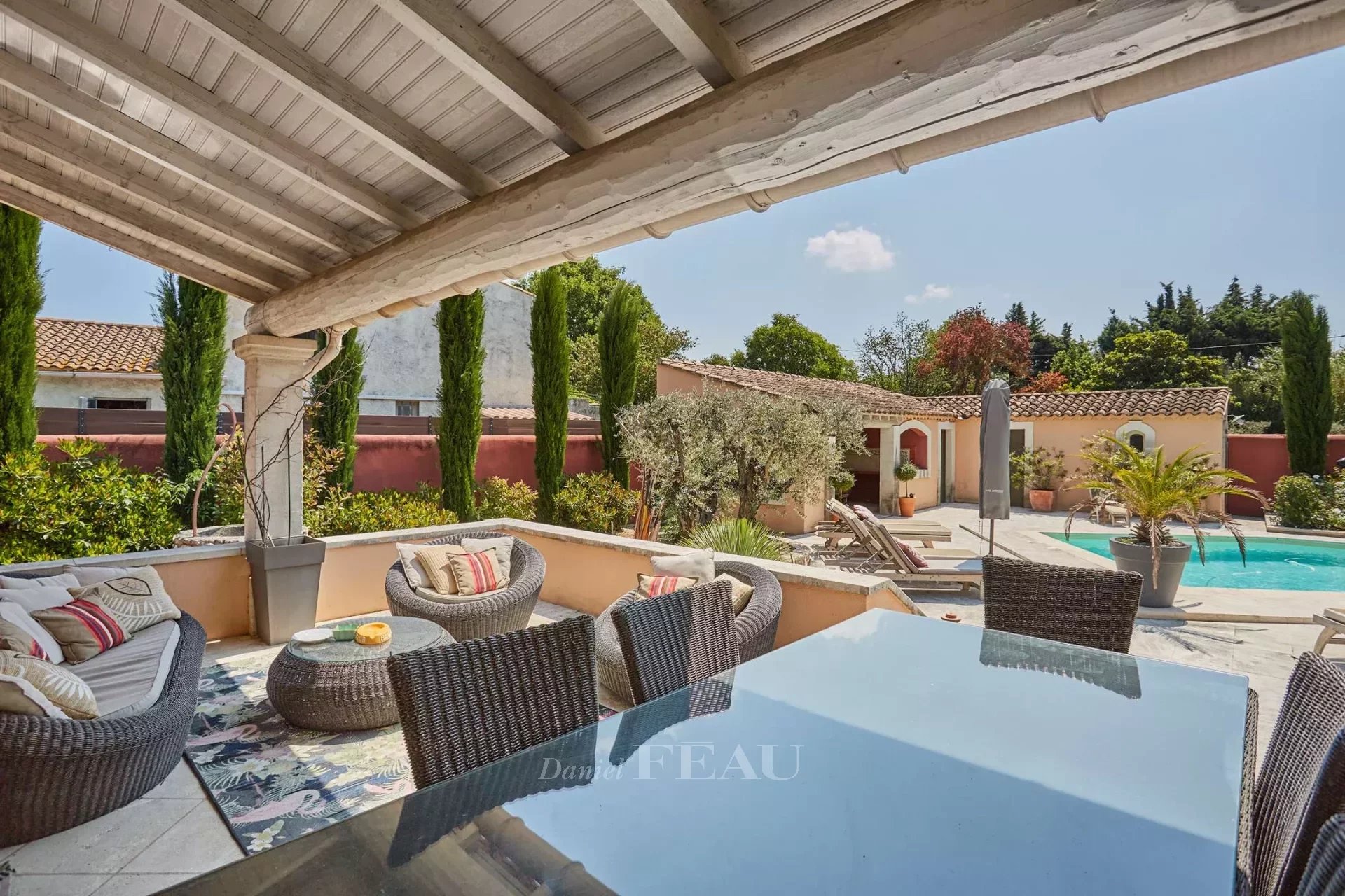 A villa a 10-minute walk from the centre of Saint Remy de Provence  Sleeps 10