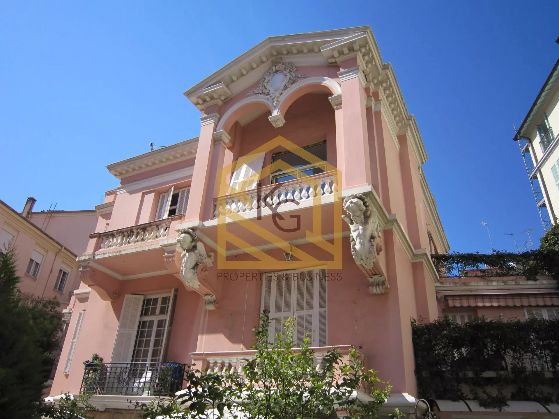 Appartement 2 pièces avec terrasse situé au cœur de Menton dans une villa belle époque.