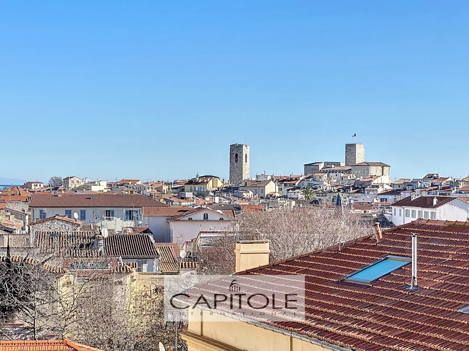 Antibes - Steps away from Place de Gaulle, apartment of 104 sqm, high floor