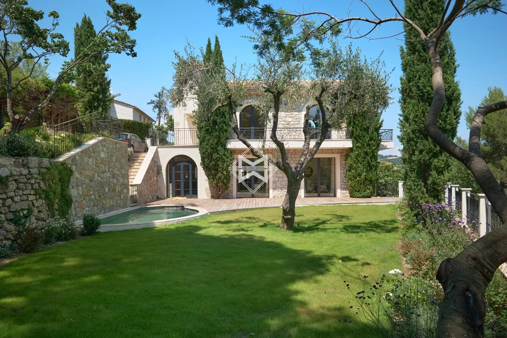 06250 MOUGINS VILLA