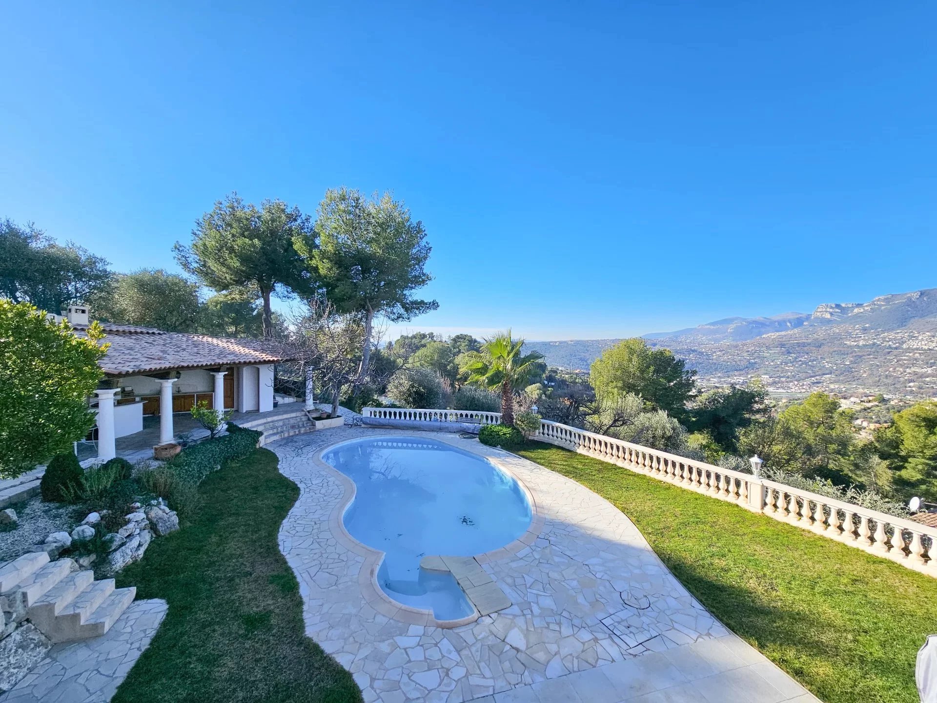 Villa d'Exception avec Piscine et Vue Panoramique sur la Côte d'Azur