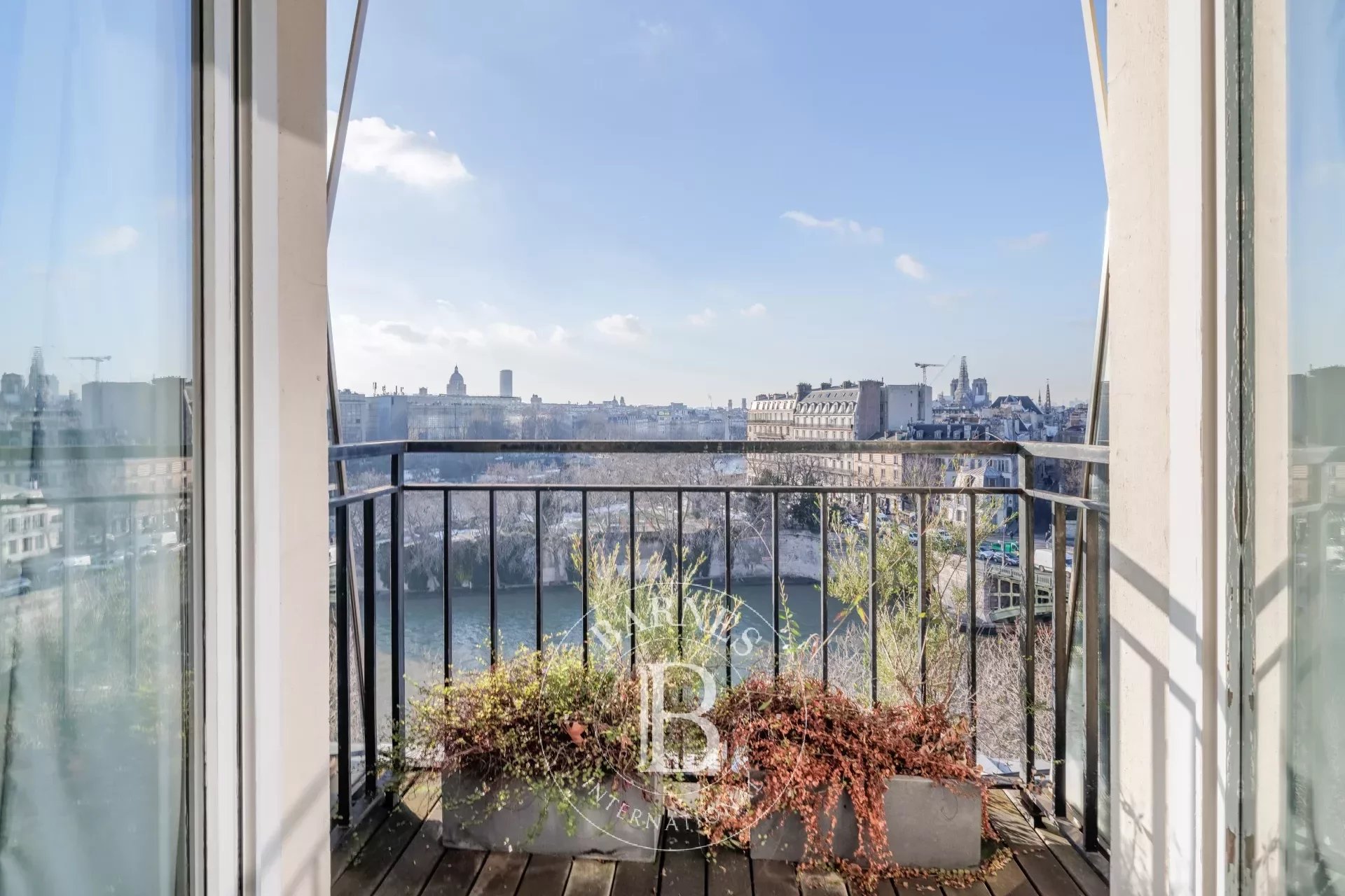 Vente appartement -  Paris 4 -Quai Henri IV - Duplex en étage élevé -  Espaces extérieurs - Vue panoramique sur la seine et monuments - picture 20 title=
