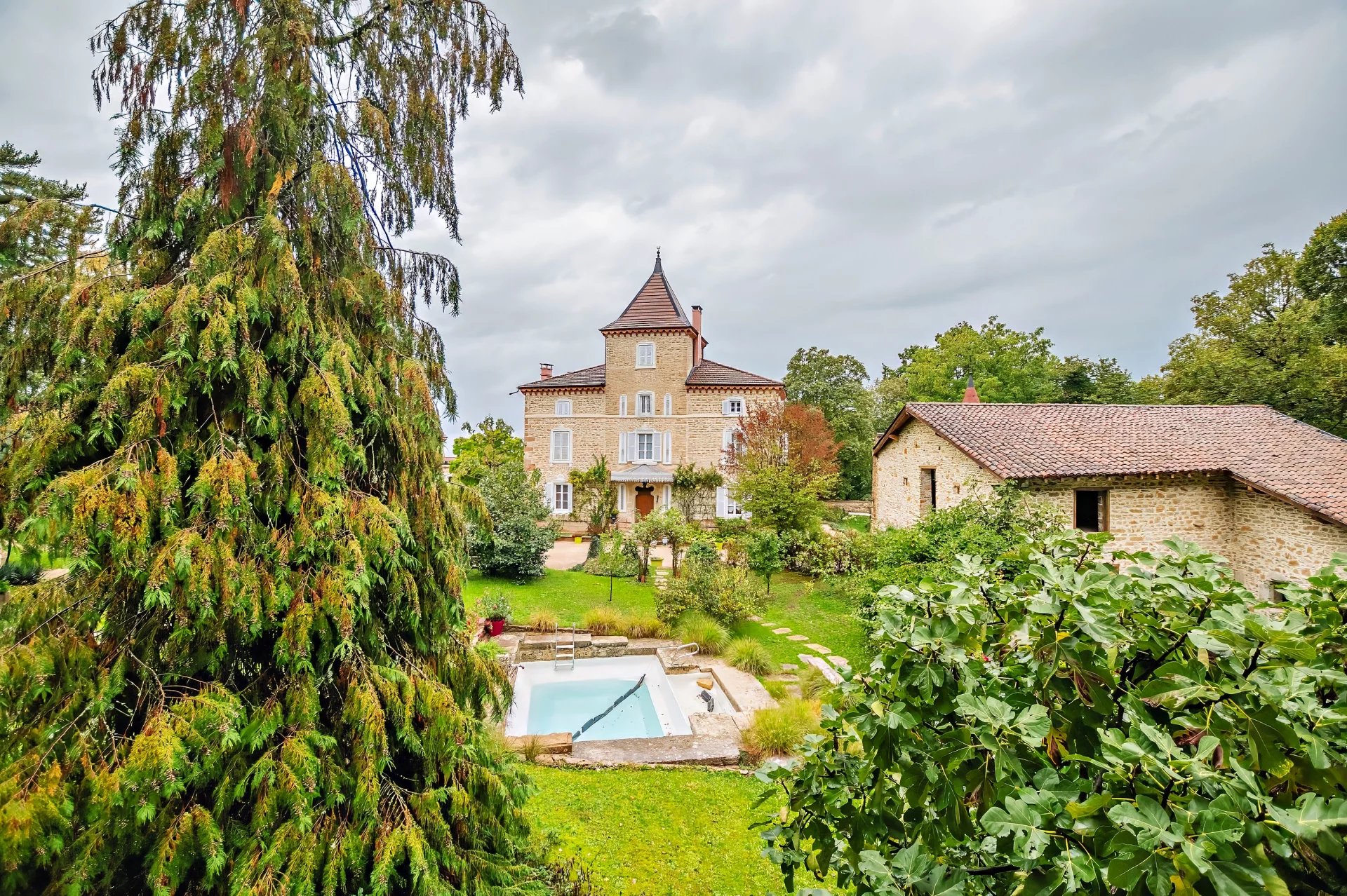 SAINT-JEAN-LE-VIEUX - Château exceptionnel avec maisons et dépendances