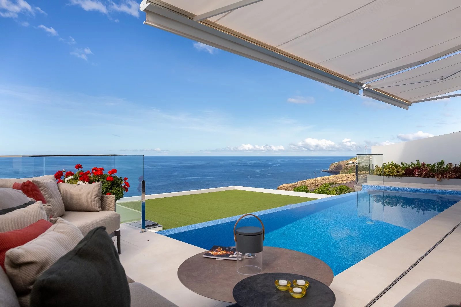 Magnificent villa with infinity pool facing the ocean.