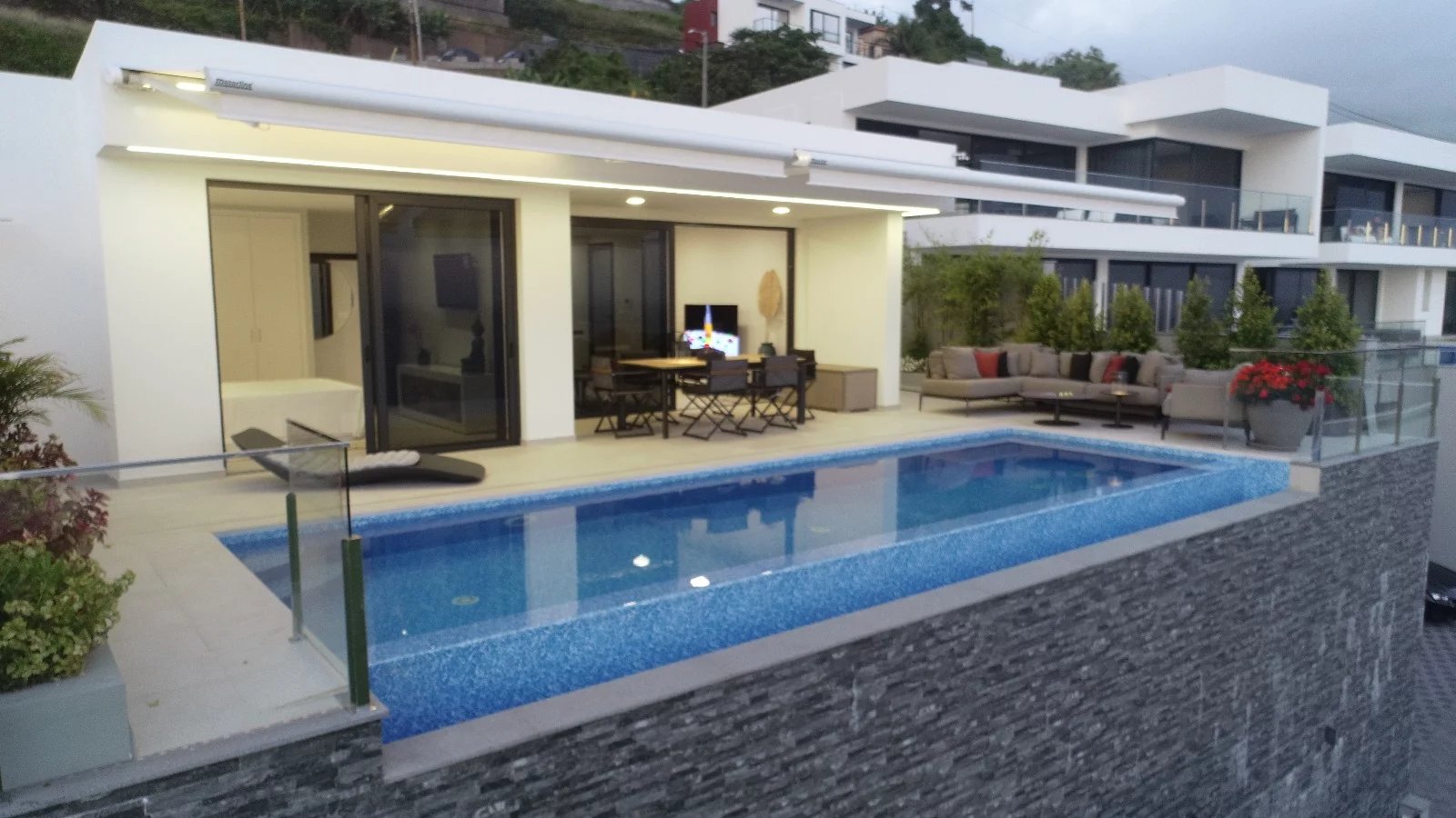 Magnifique villa avec piscine à débordement face à l'océan.