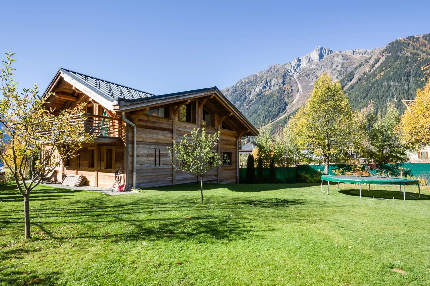 Magnificent 4-bedroom chalet with a modern, elegant design just 2 minutes from the town centre.
