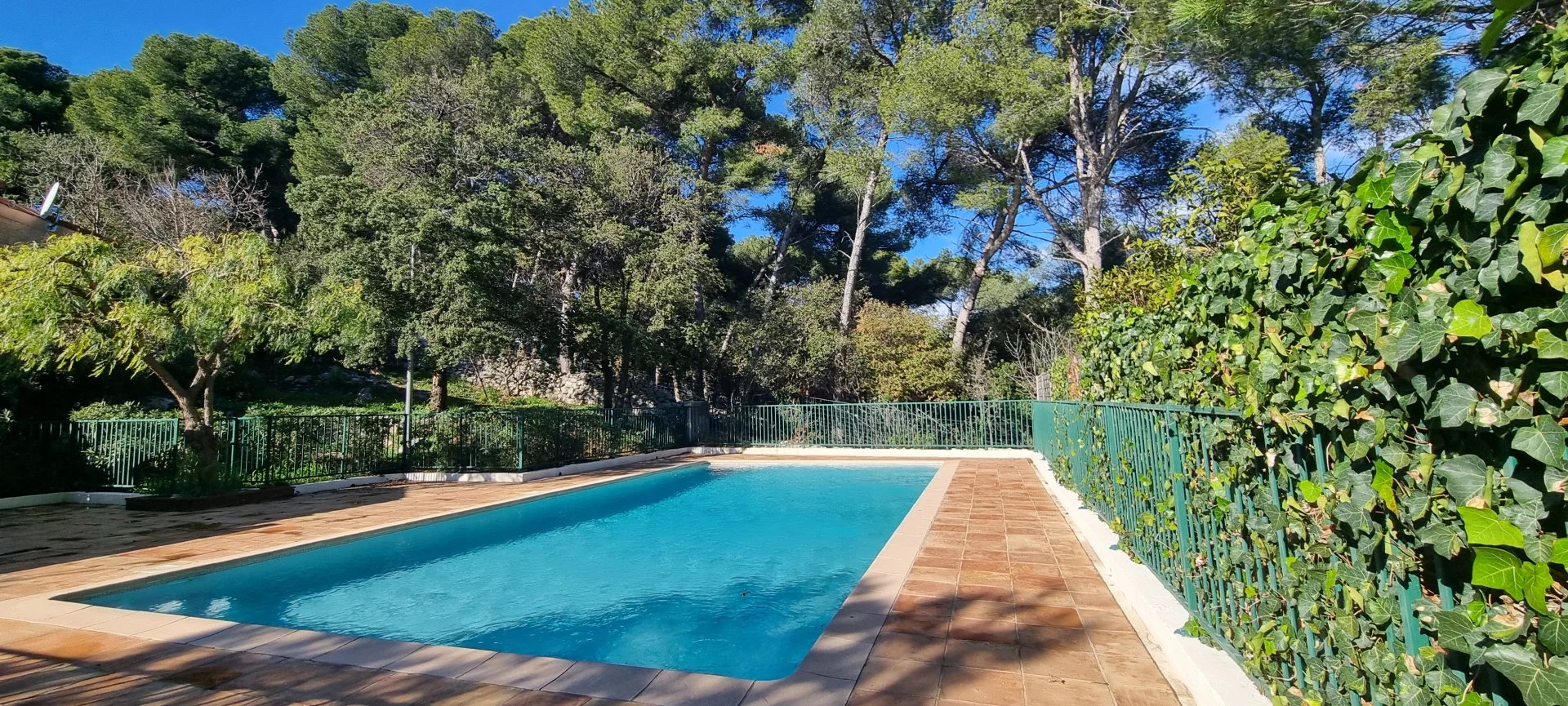 Charming 2-Room House with Sea View, Shared Pool, and Peaceful Setting in Vallauris
