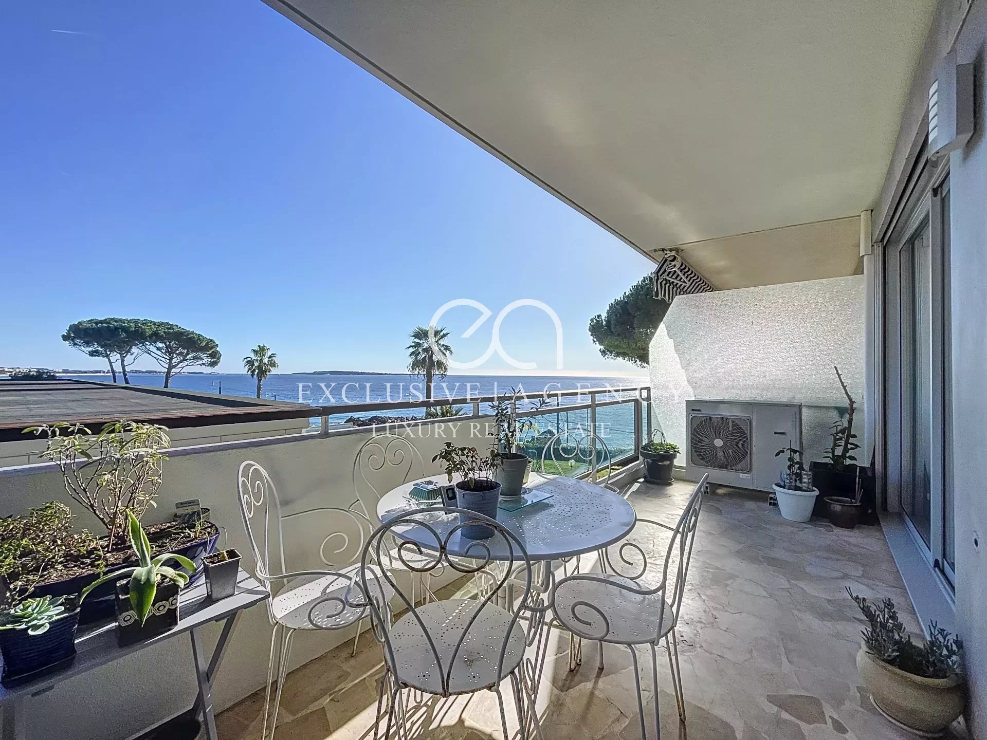 CANNES 1 BEDROOM APARTMENT FULLY RENOVATED WITH SEA VIEW BEACH ACCESS