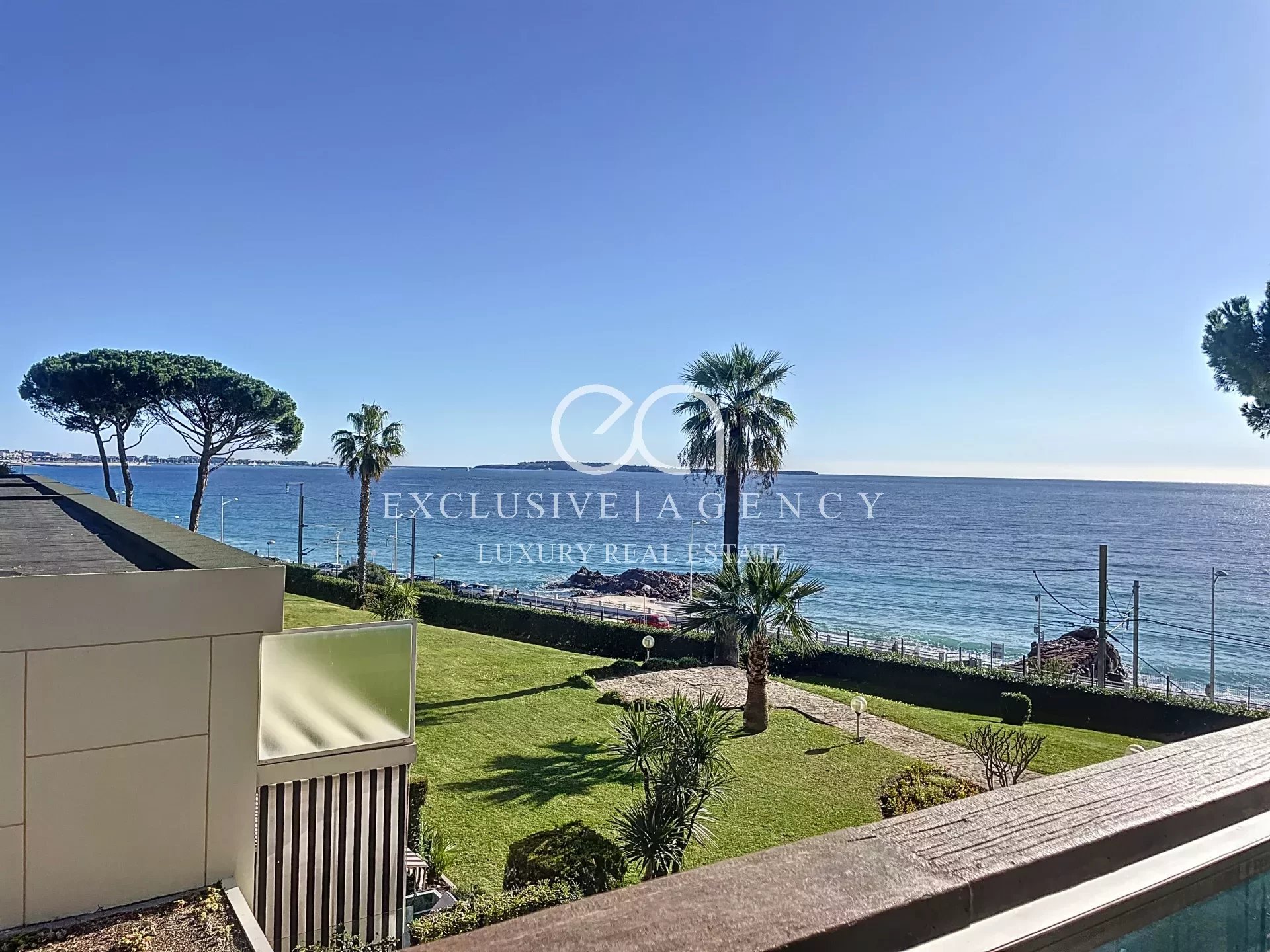 CANNES 1 BEDROOM APARTMENT FULLY RENOVATED WITH SEA VIEW BEACH ACCESS