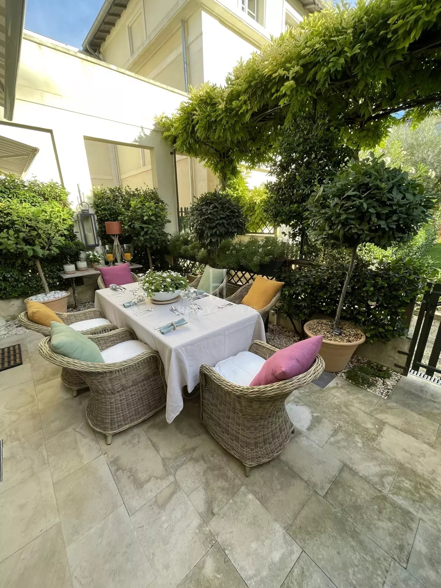 High standing for this villa in the village center of St Rémy de Provence ​