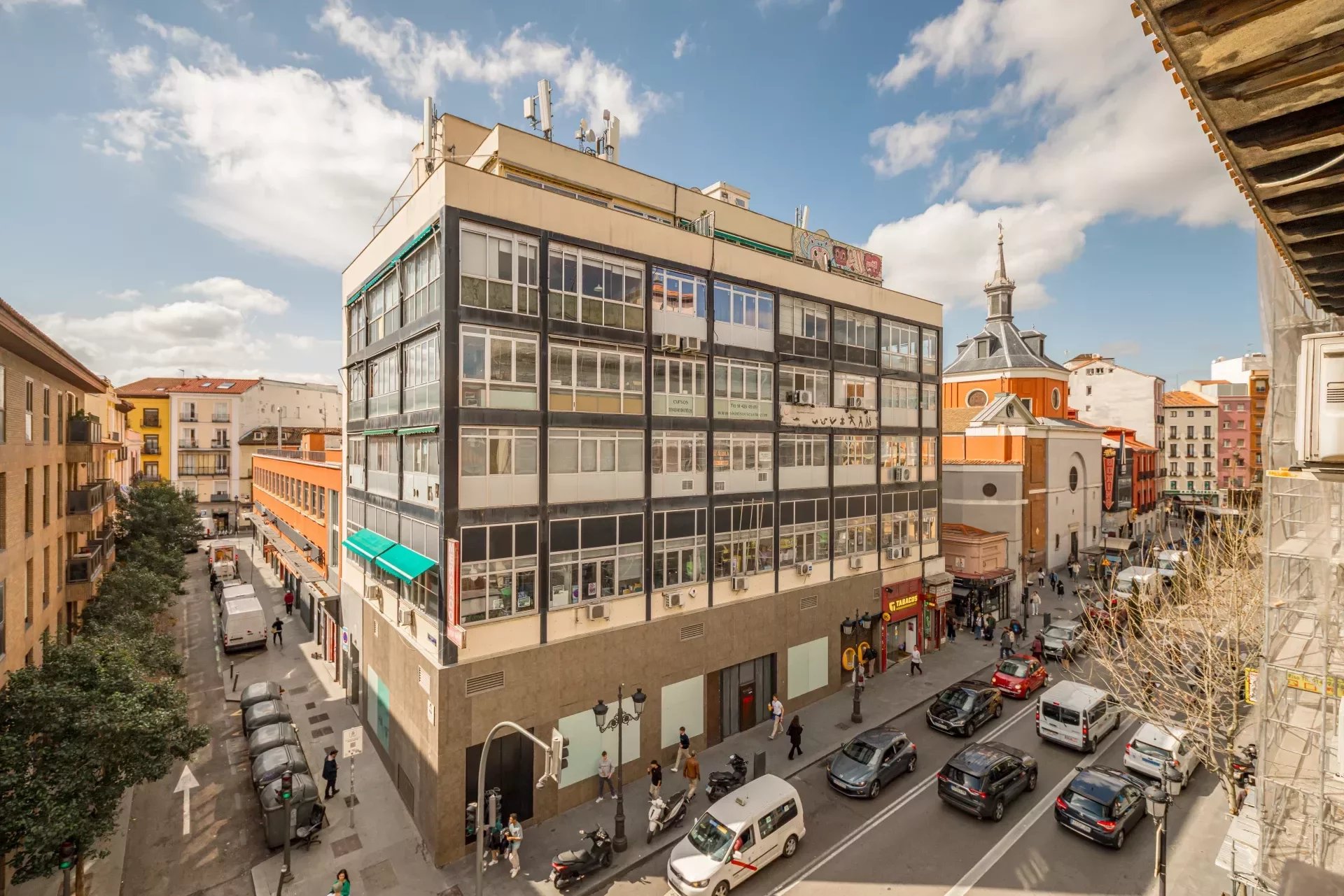 Fantastic apartment with 4 balconies in Cortes-Barrio de Las Letras-Madrid - picture 14 title=