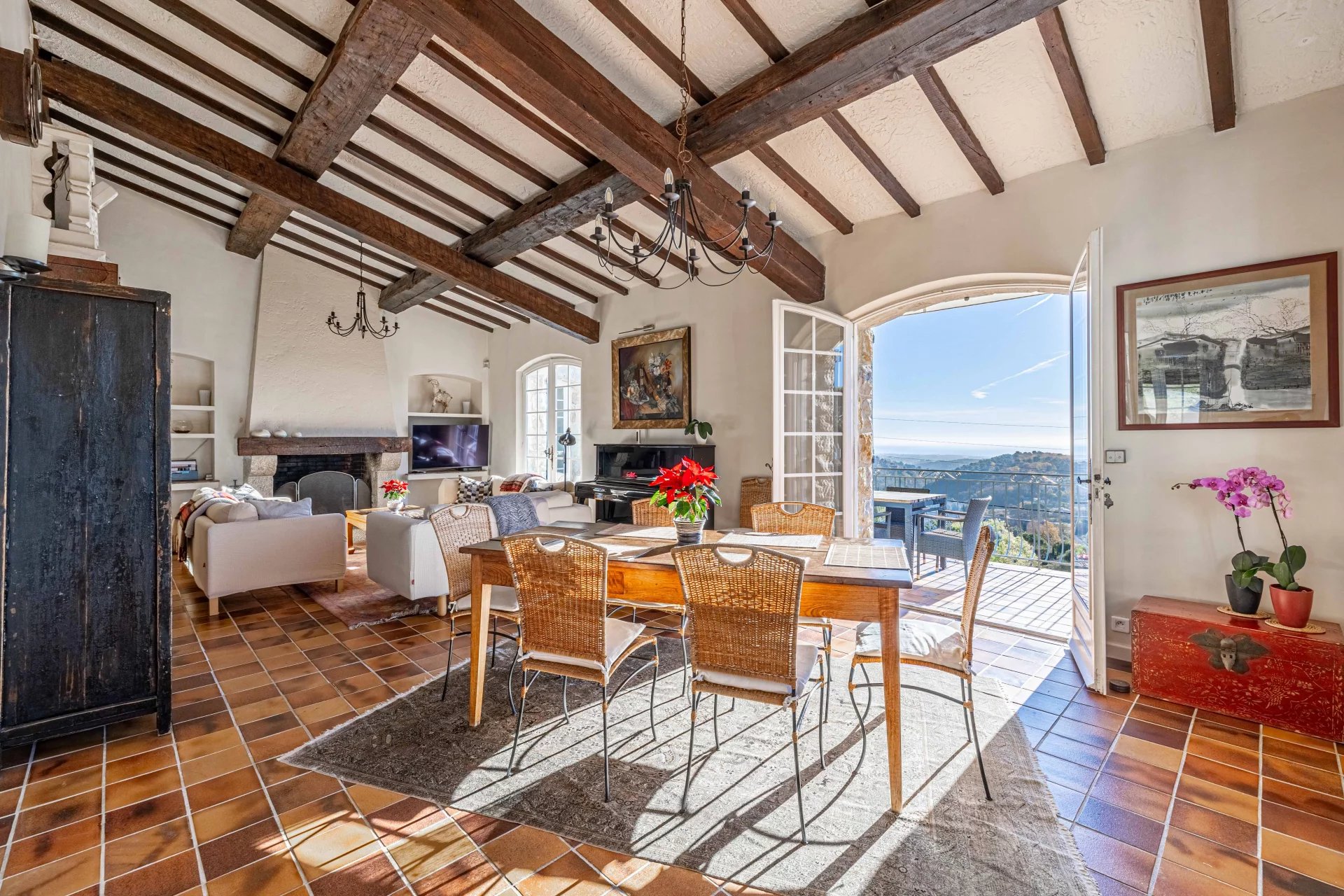 "Vence 8 rooms 244m² Property with panoramic sea view."