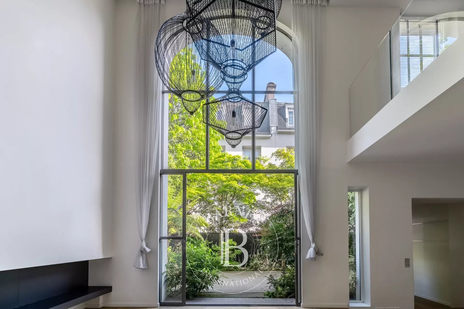 Neuilly - Saint James - Hôtel particulier contemporain avec jardin - Volumes exceptionnels
