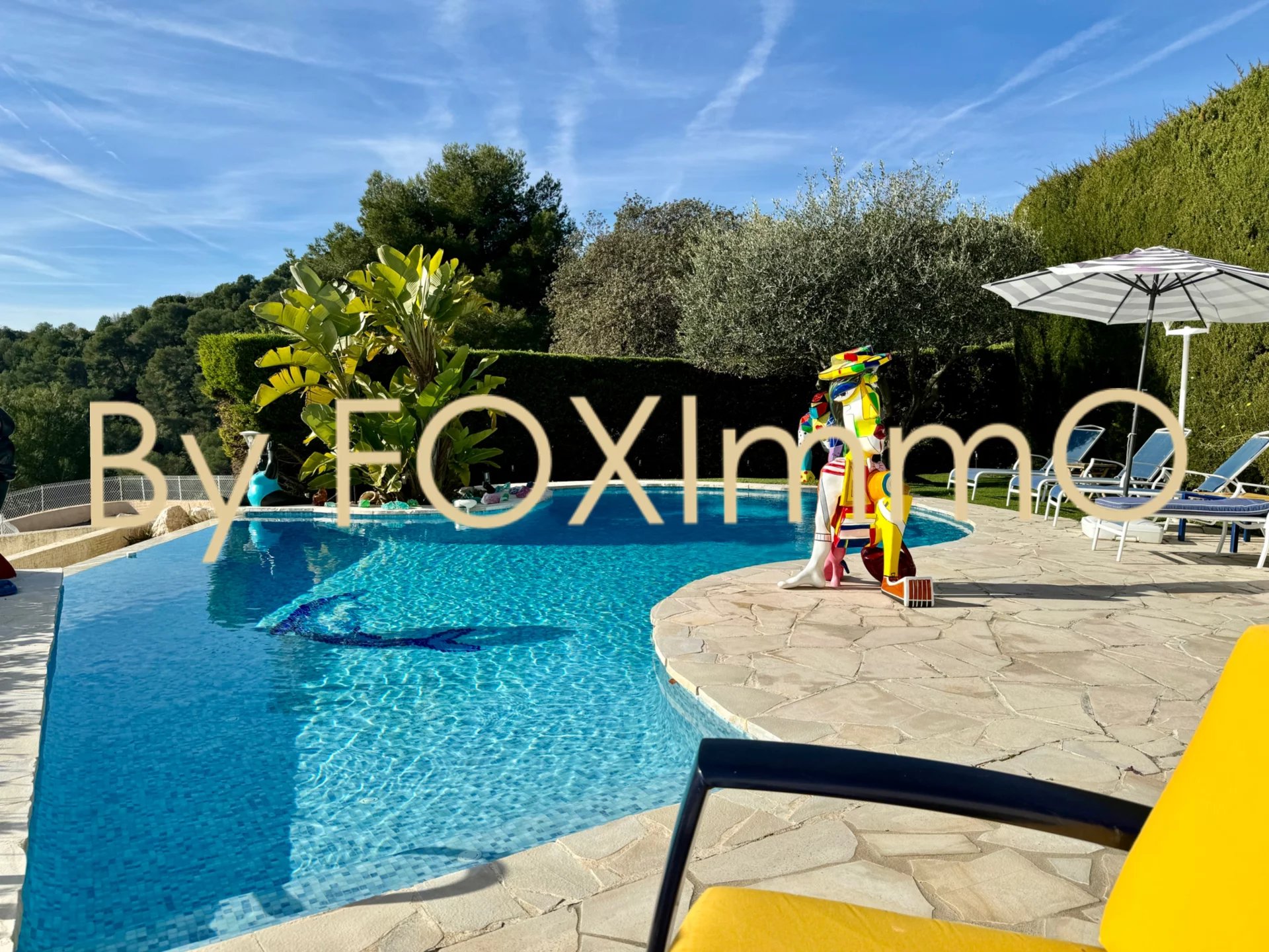 Sur la Côte d'Azur, villa de 240m2, aperçu mer, moderne, calme, piscine, garage