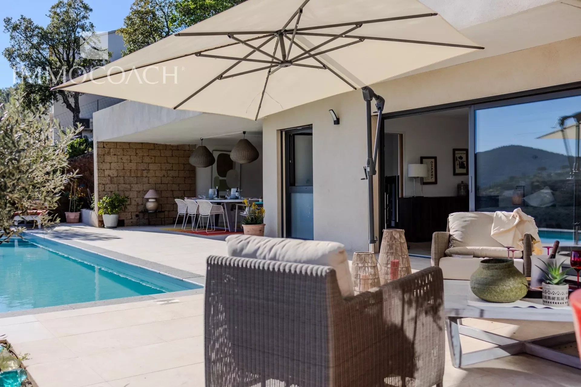 Villa contemporaine avec piscine et double garage