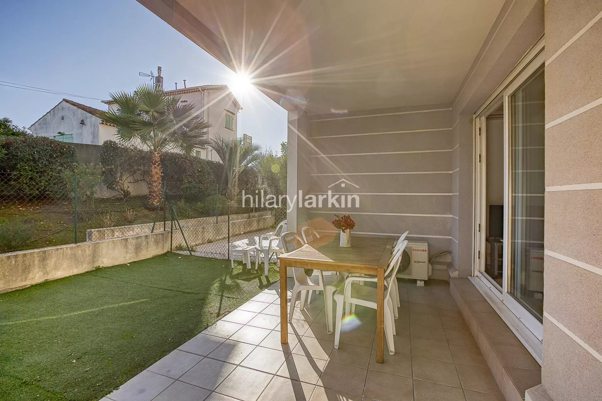 Spacious & quiet 2 bedroom garden apartment in a recent residence with pool, close to the center of Cannes