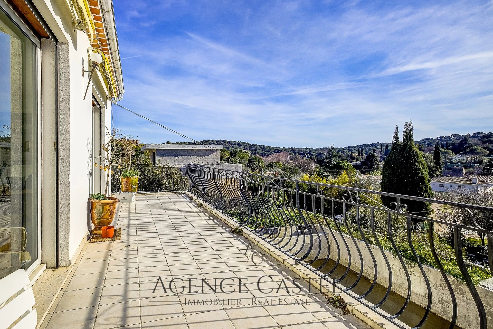 MOUGINS - 4 BEDROOM VILLA WITH SWIMMING POOL AND GARDEN