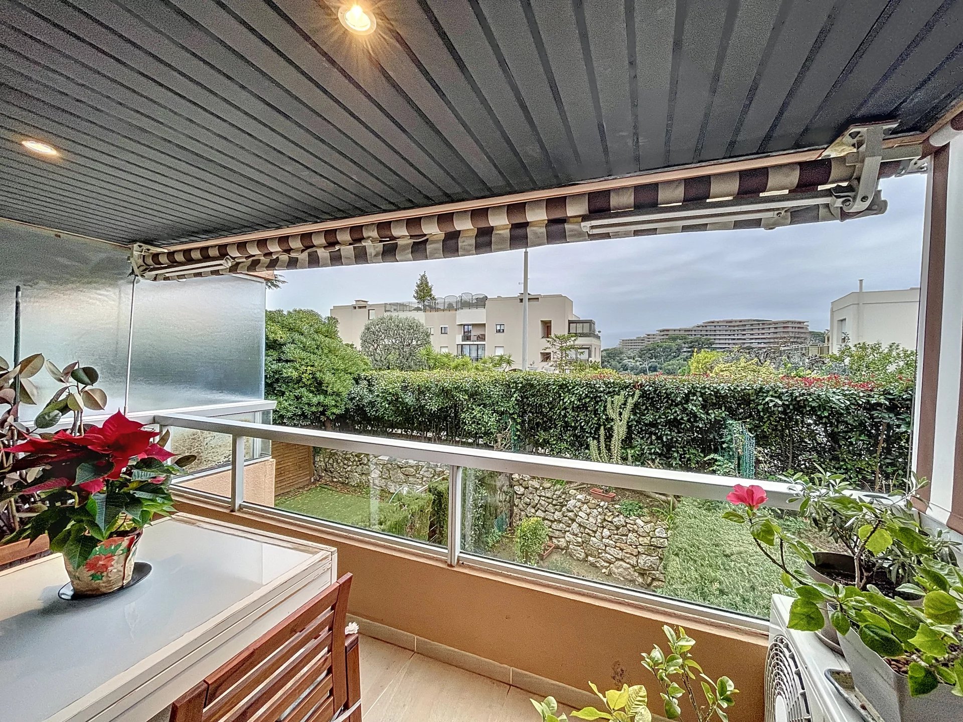 Charming 60m² Apartment, Convertible into 3 Rooms, Terrace, Balcony, and Sea View in Nice.