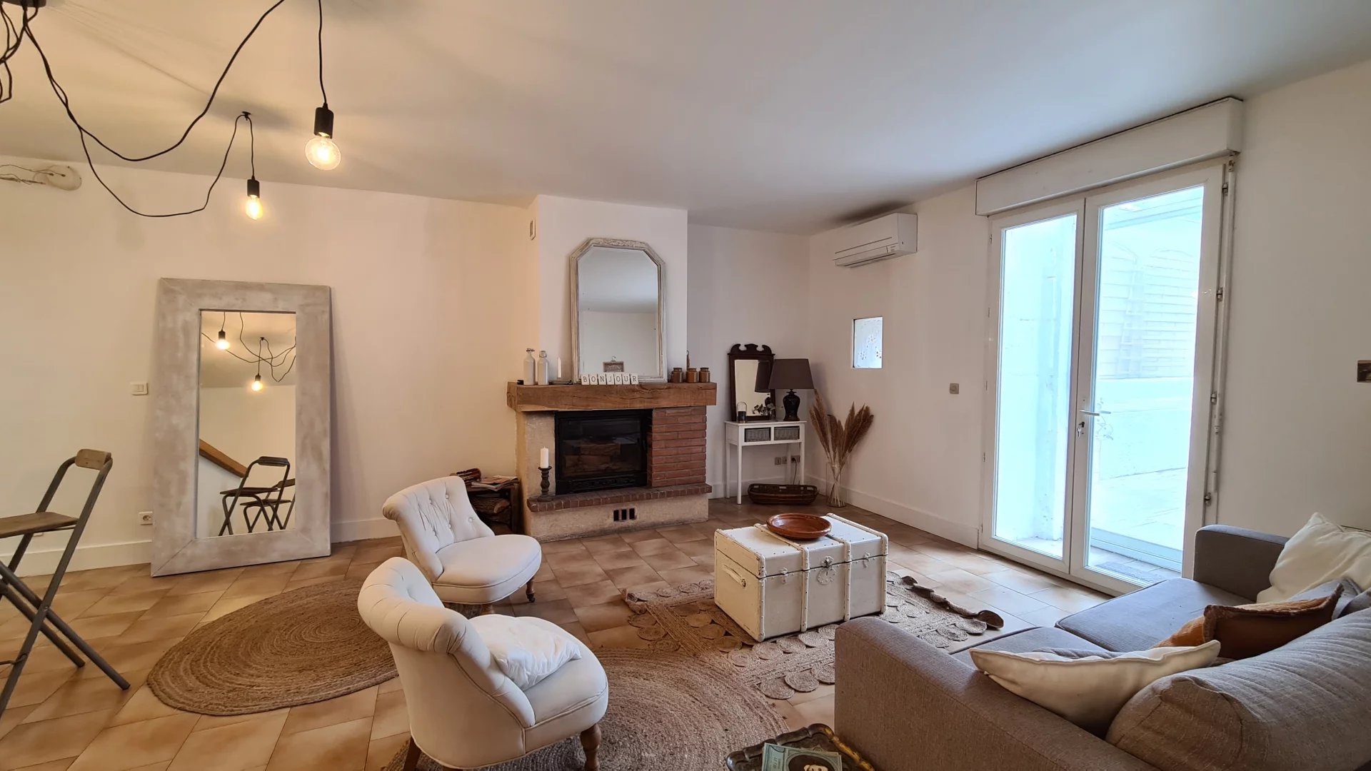 Central Pezenas - a stunning private courtyard of 80m2 with a two bedroom apartment