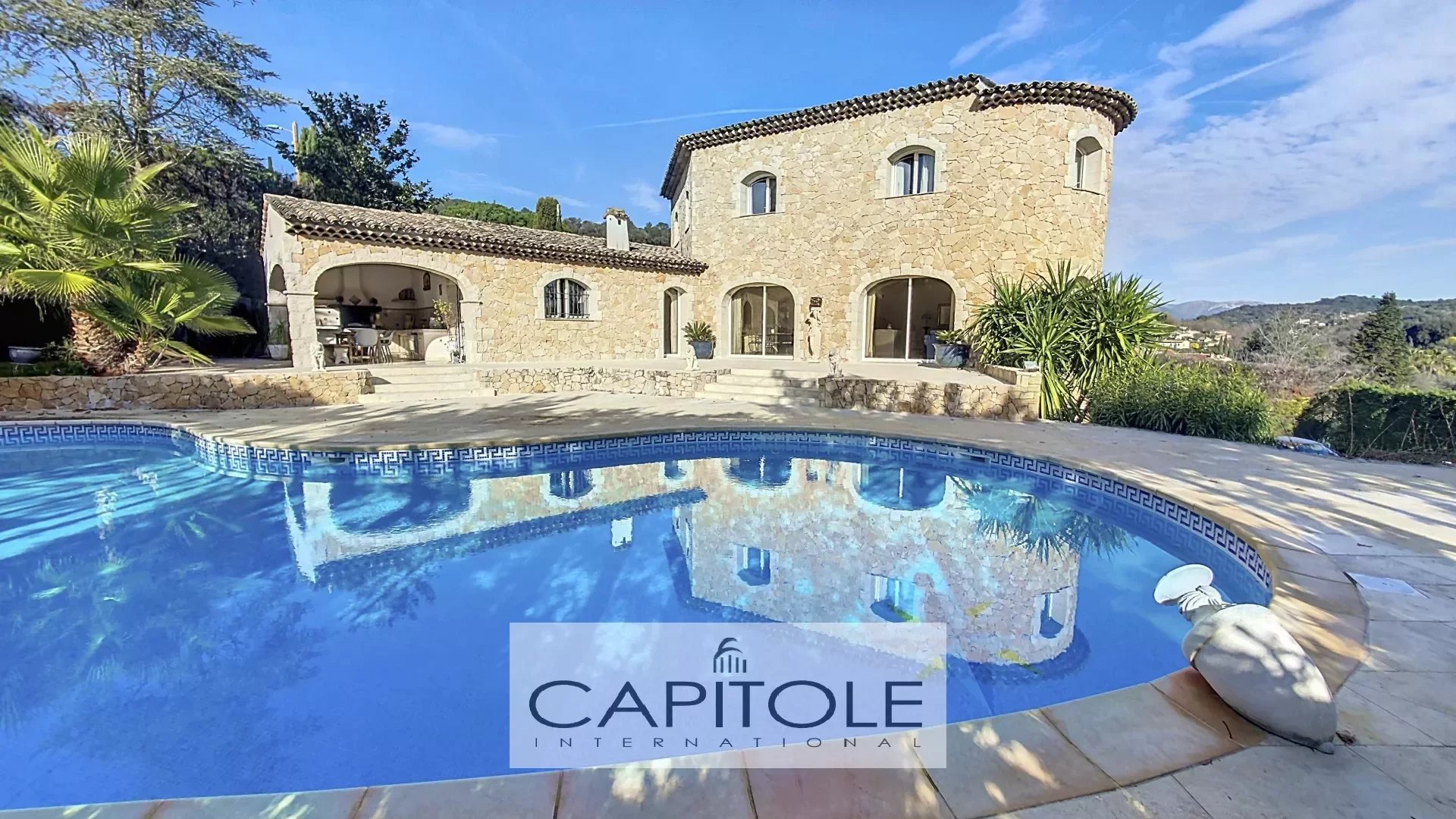 Near the village of Biot: Beautiful stone villa with 7 rooms on wooded land of 2000 sqm