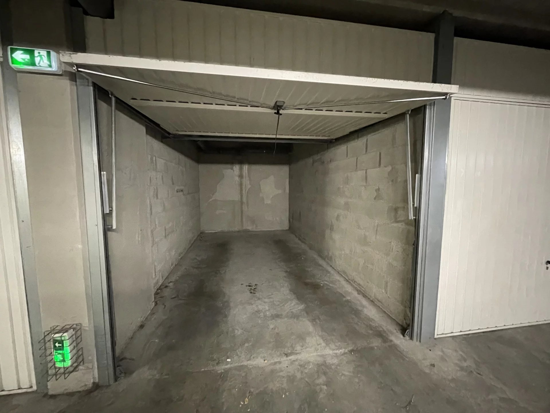 Location Garage Surface de 13.5 m/ Total carrez : 13 m, , Lyon 8me (69008)