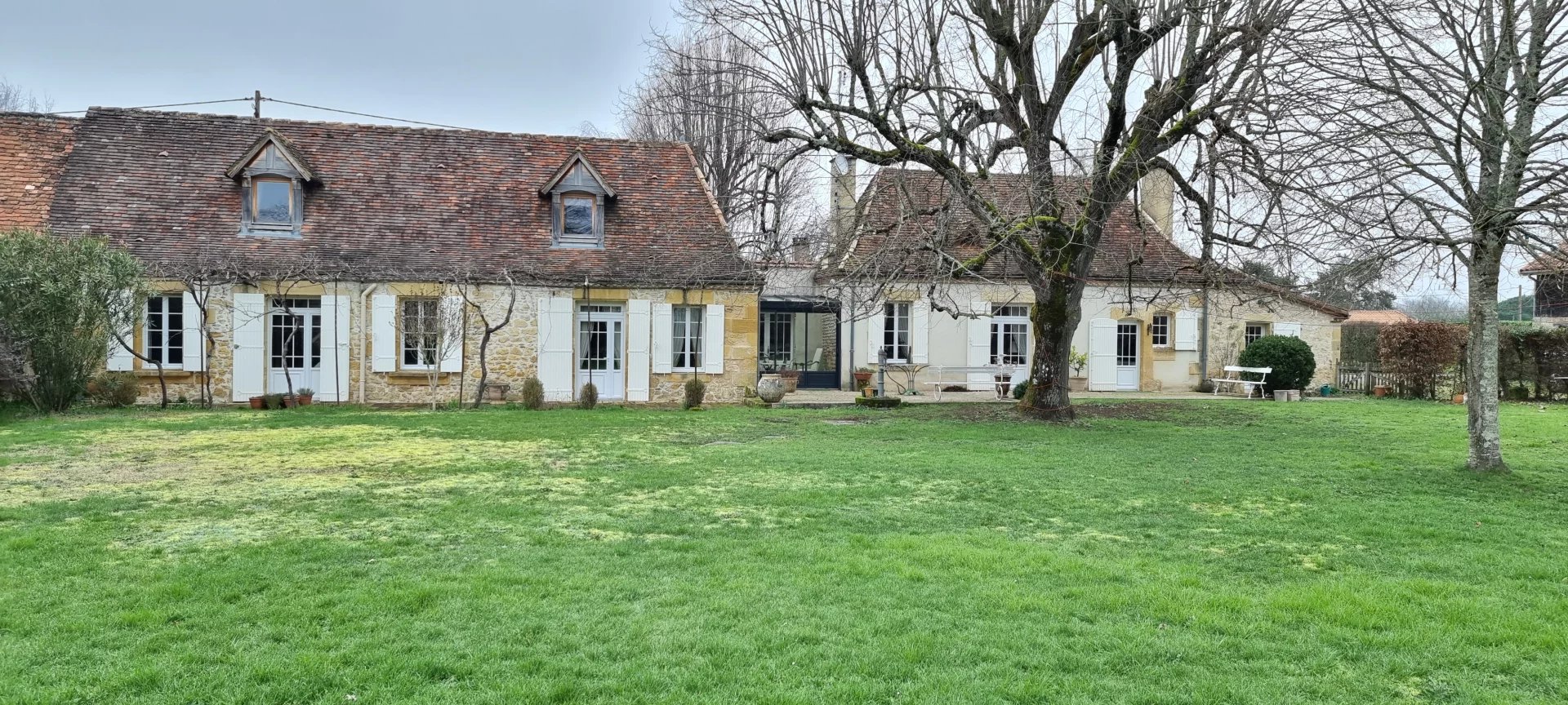 Double maison Périgourdine en pierres  XIX ème siècle  sur 1.2HA 387 m