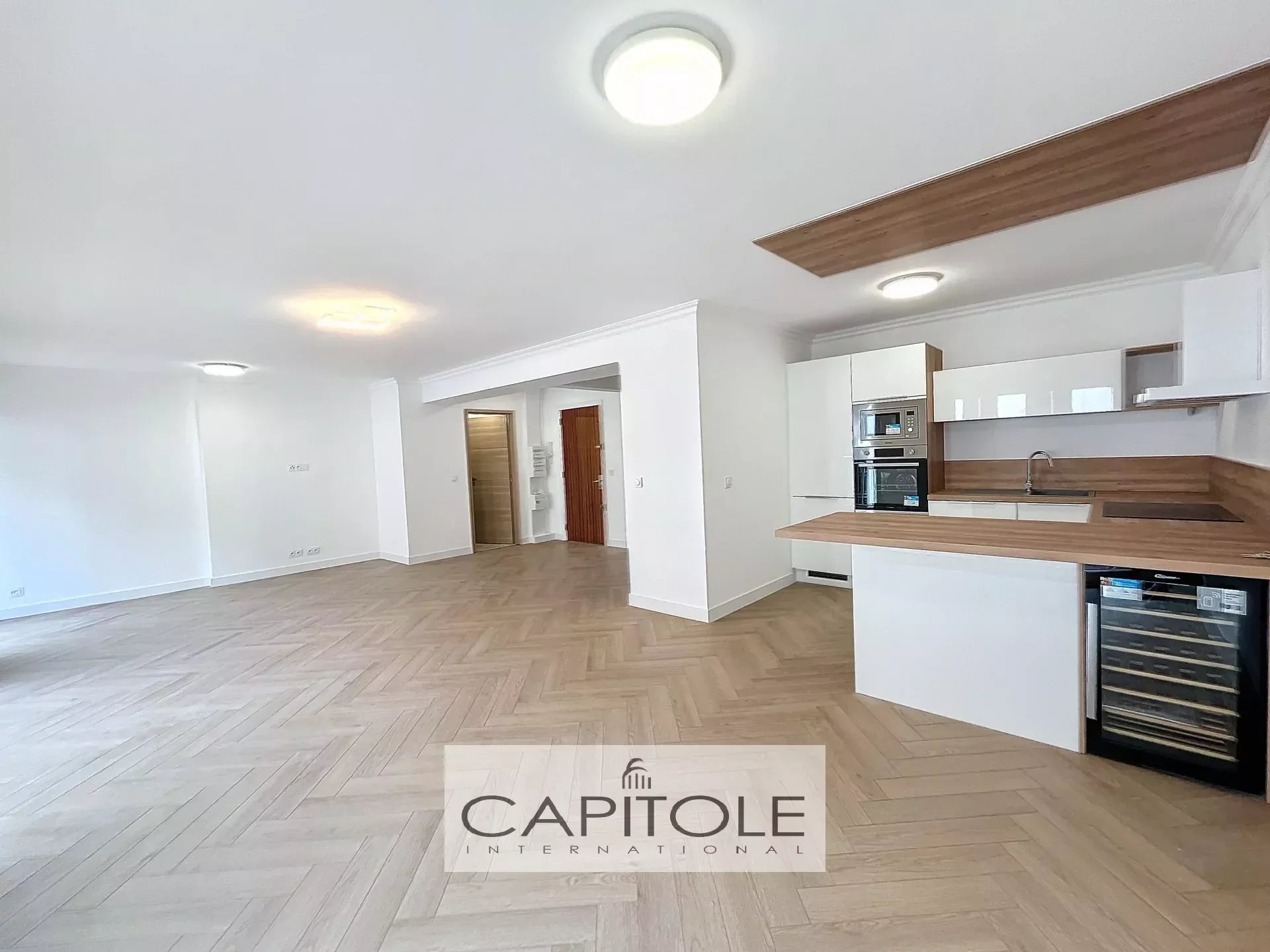 Antibes - City Center, 3-bedroom apartment, fully renovated, with cellar and garage.