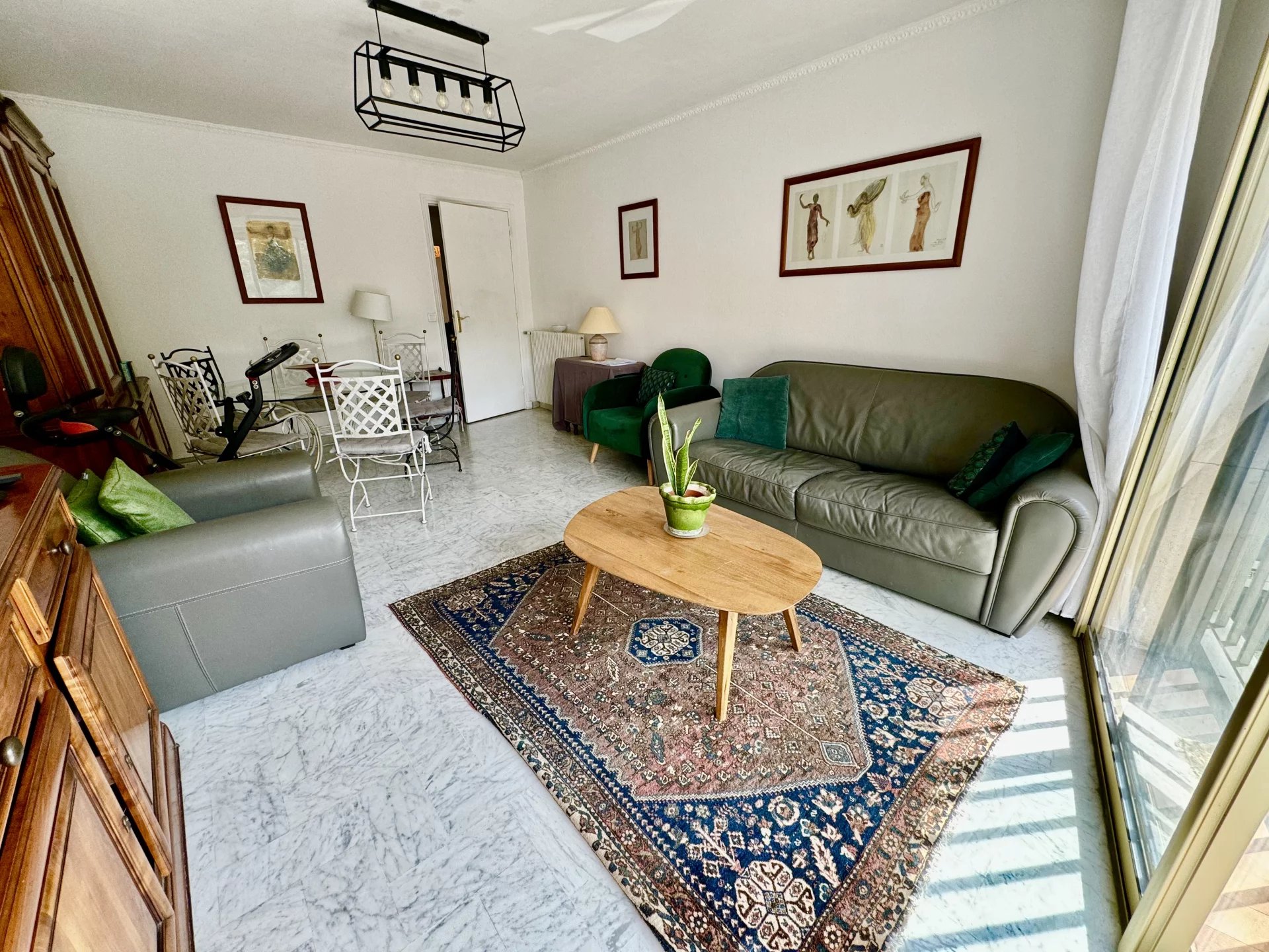 CANNES THREE ROOMS APARTMENT FOR SALE NEAR SCHOOLS AND SHOPS