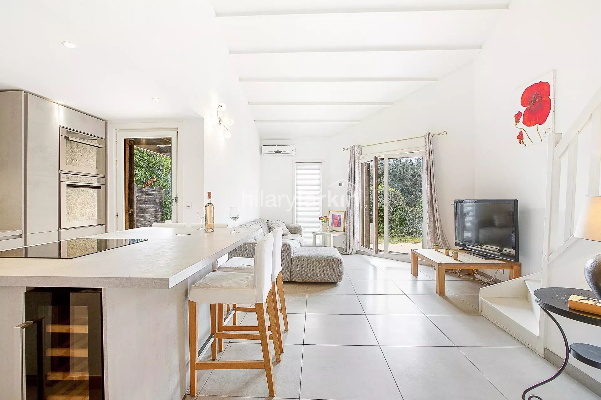 Valbonne : renovated sunny 4 bed villa in sought-after domaine