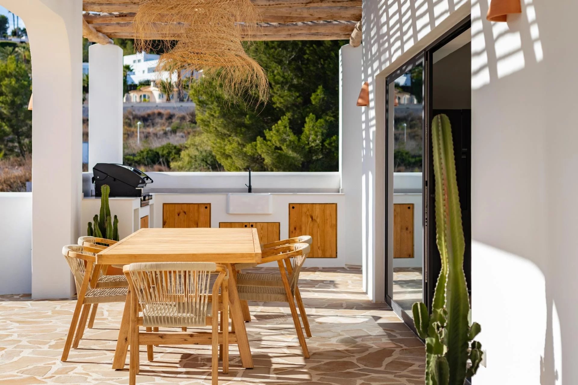Villa de style Ibiza prête à l'emploi avec vue sur la mer à Moraira
